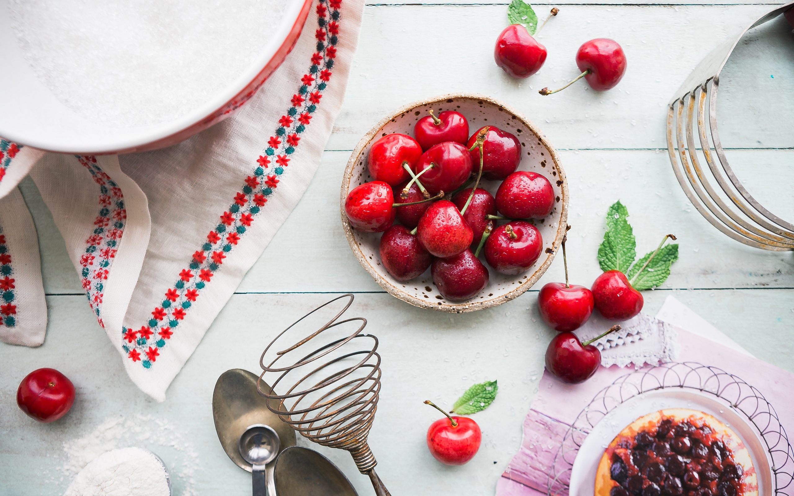 Мокрые ягоды черешни на столе с пирожным