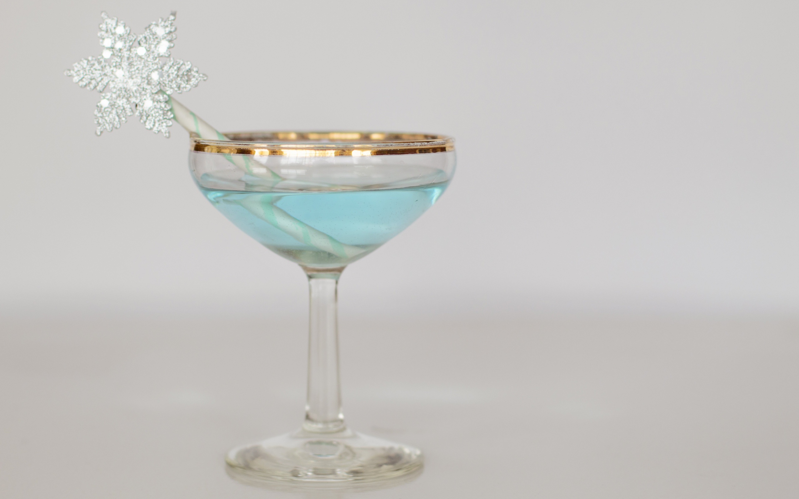 Голубой коктейль в бокале с трубочкой