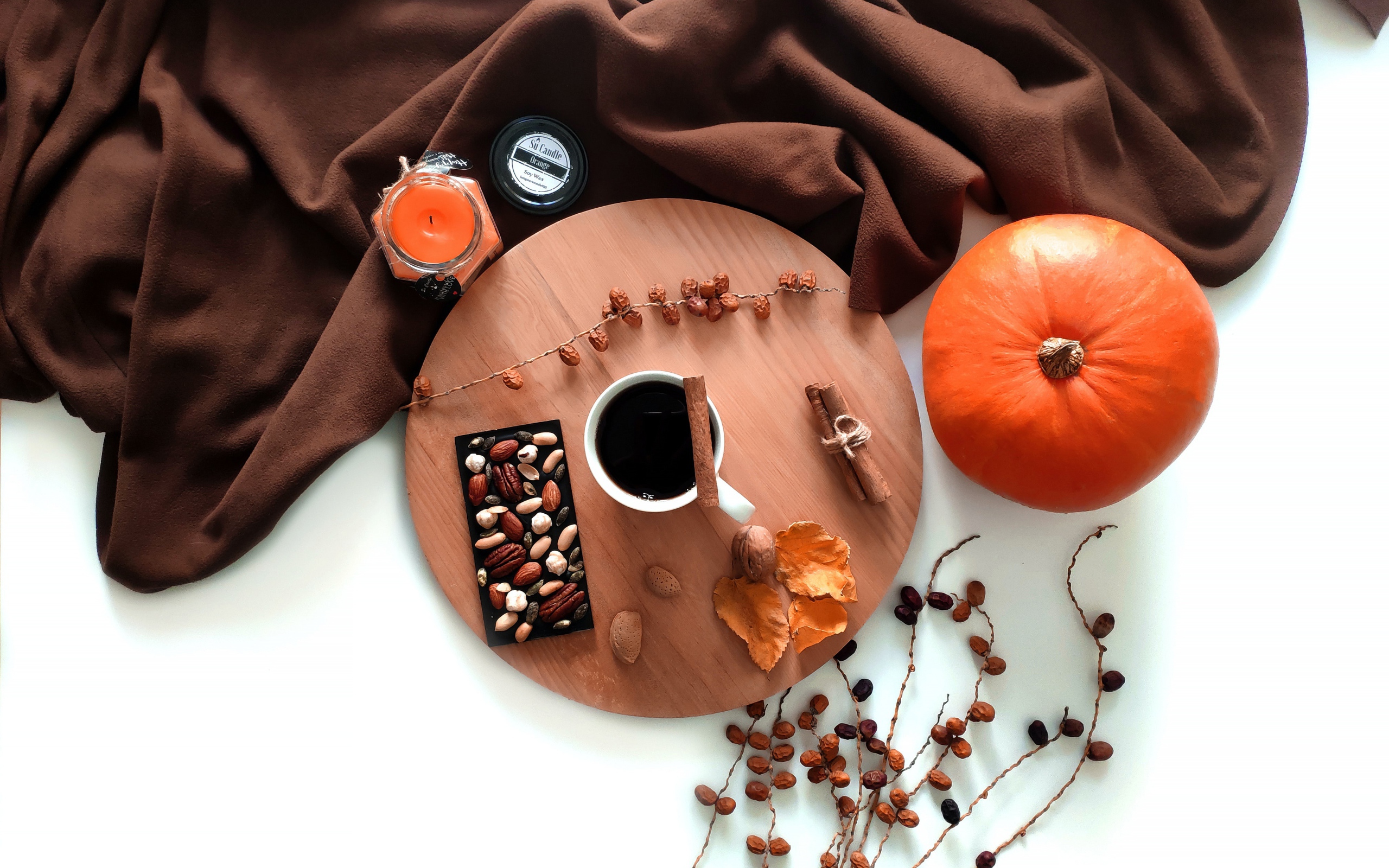 Кофе с шоколадом на белом фоне с тыквой 