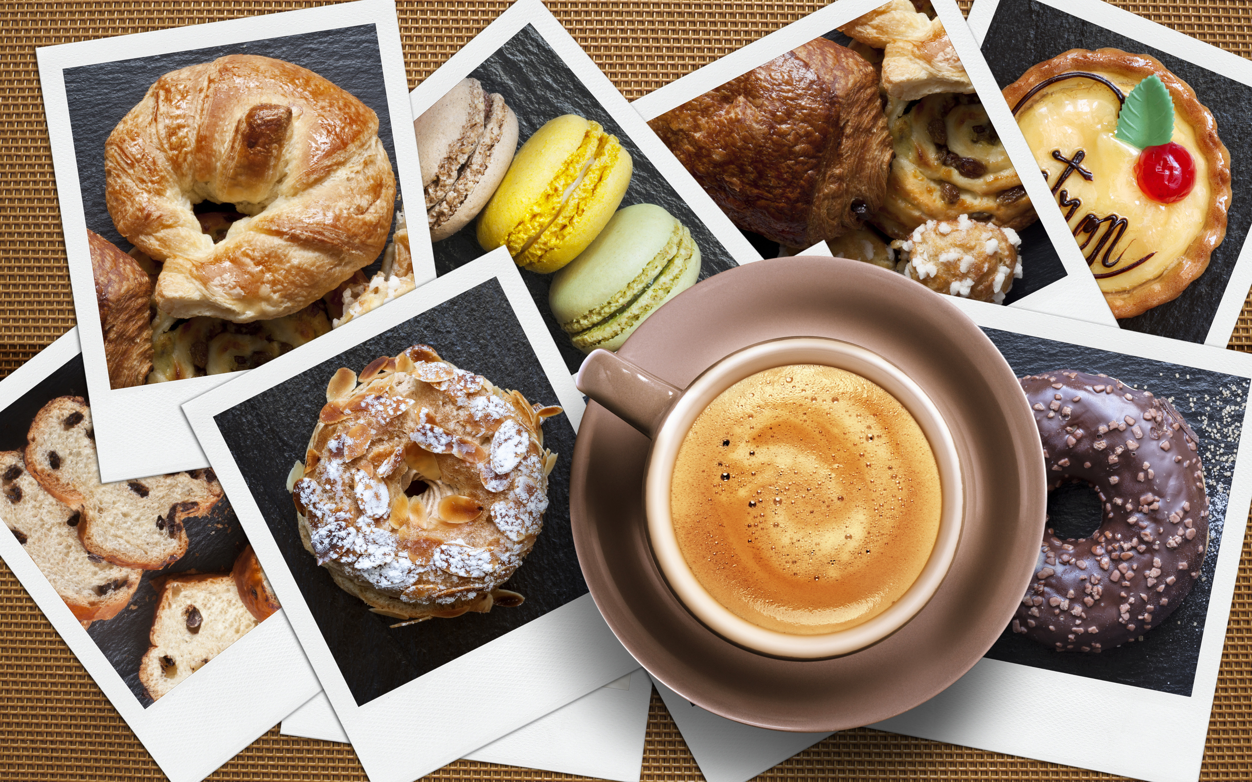 Чашка капучино на столе с фото десертов