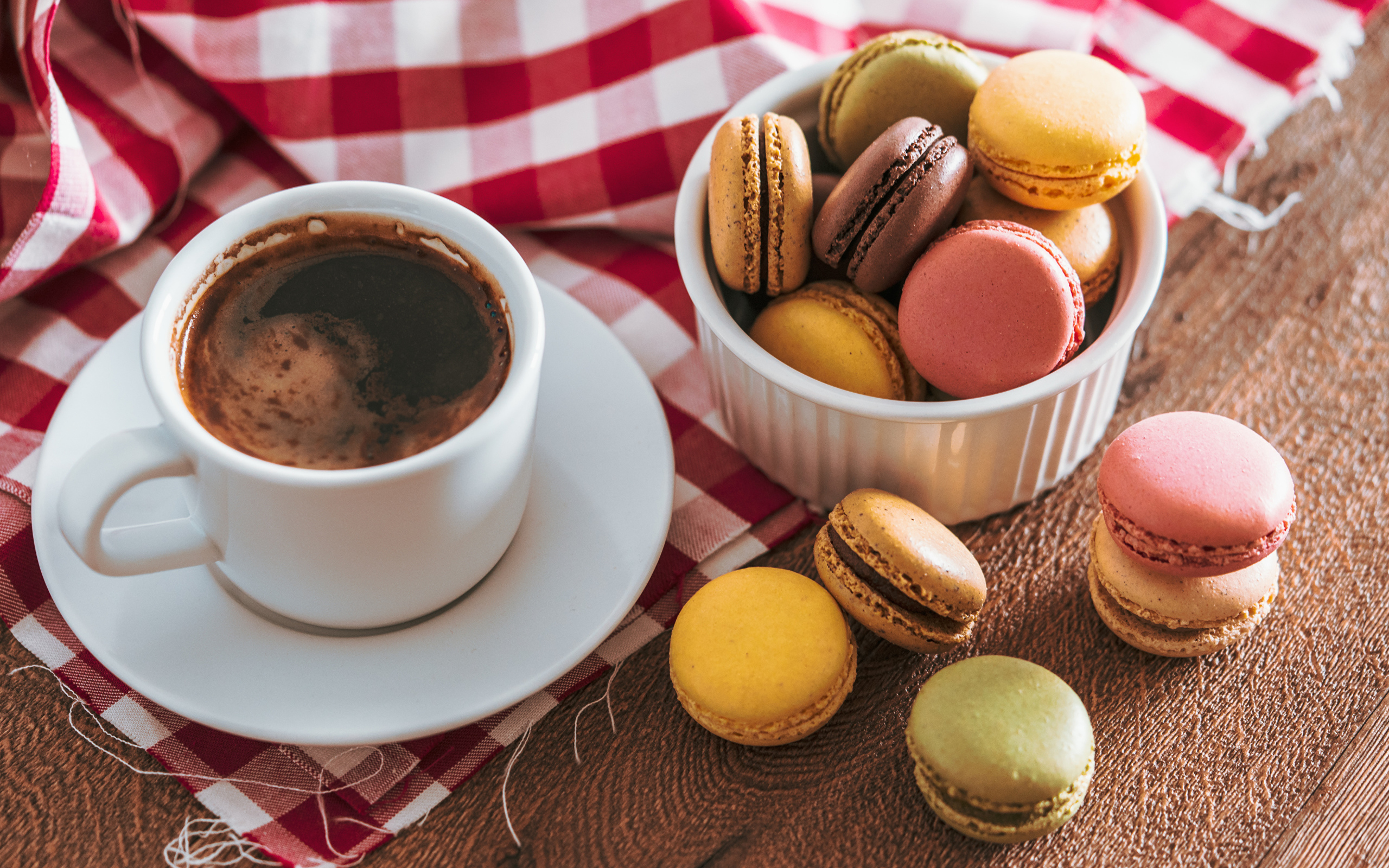 Чашка кофе на столе с десертом макарун 