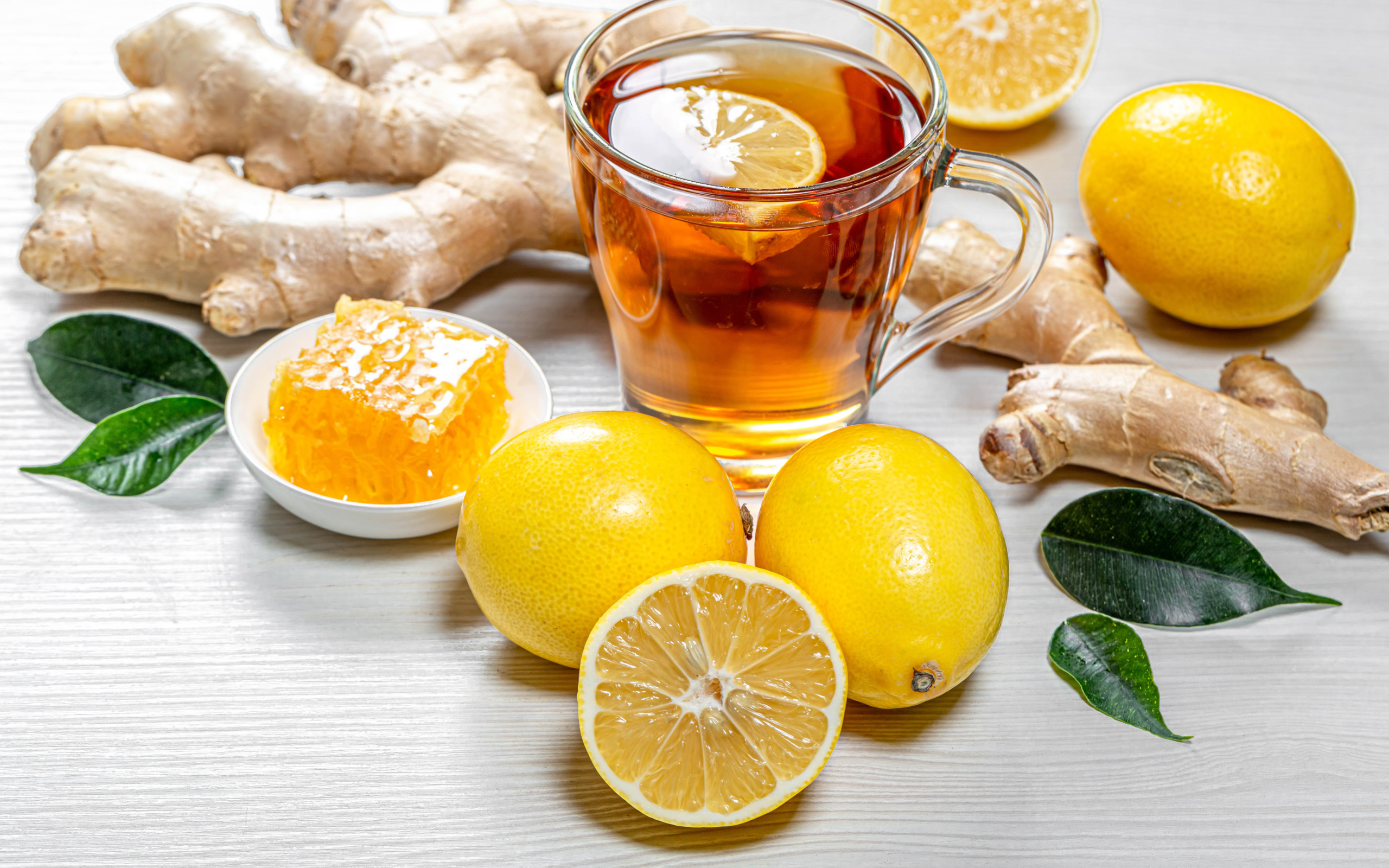 Чашка чая с лимоном и имбирем на столе 
