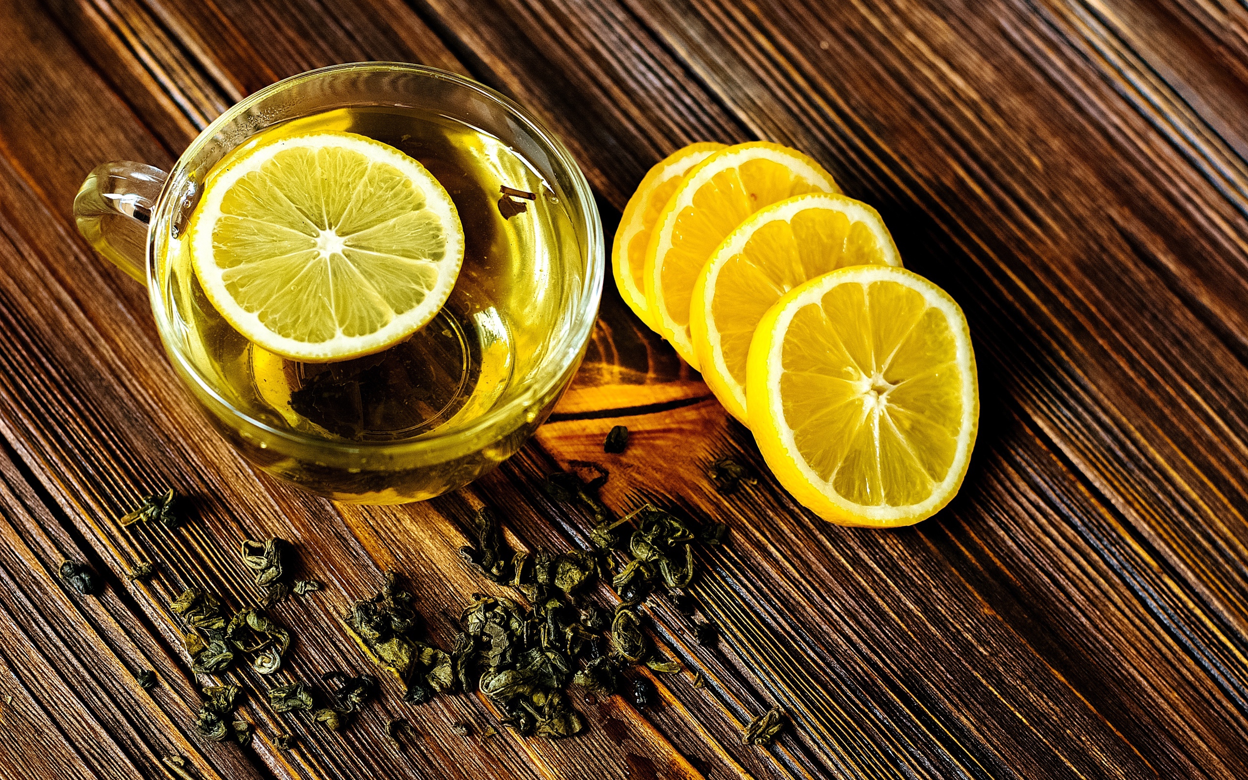 Зеленый чай в стеклянной чашке с лимоном