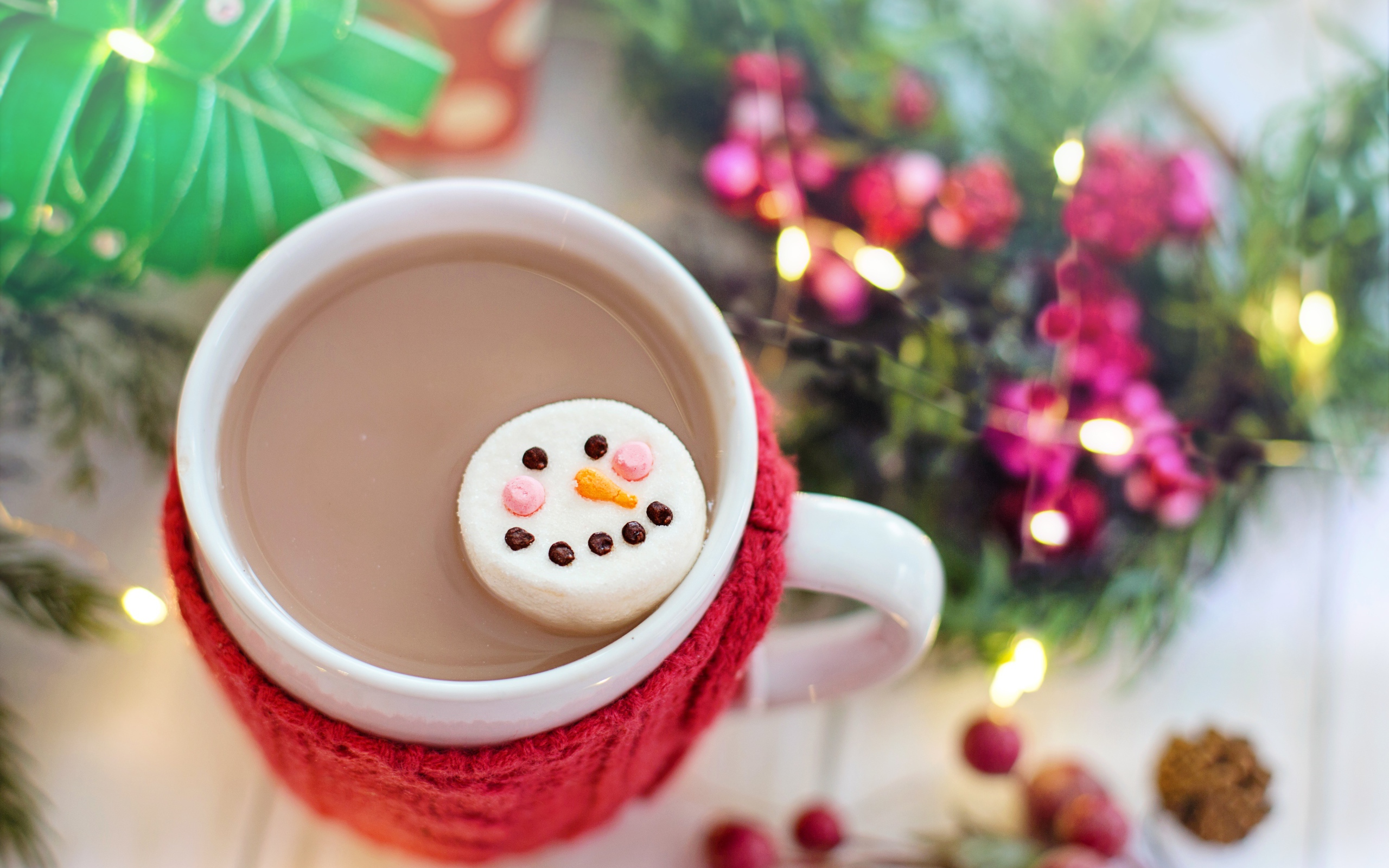 Горячий шоколад с маршмеллоу с лицом снеговика