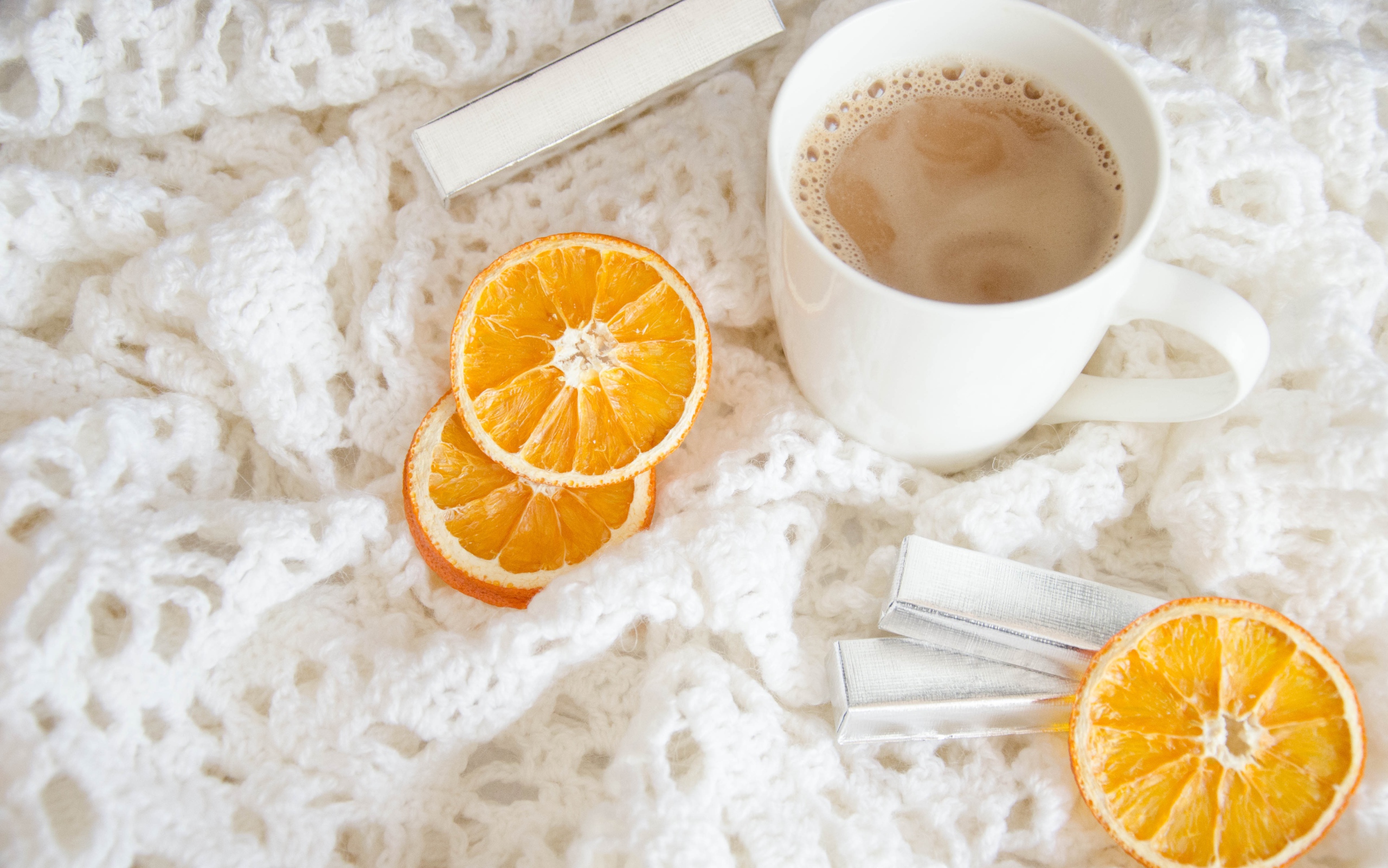 Горячий какао на покрывале с шоколадом и апельсином