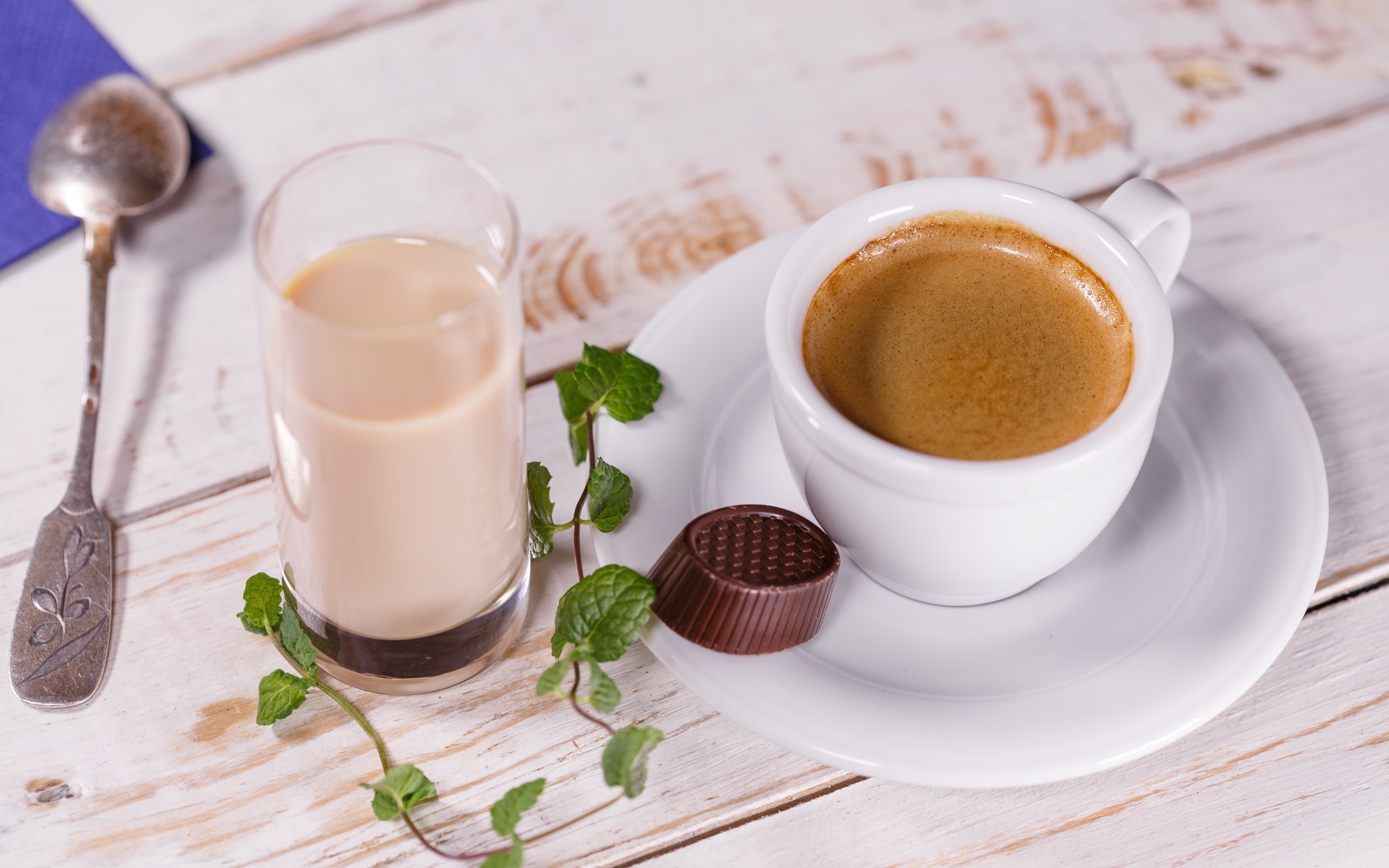 Горячий кофе на столе с шоколадной конфетой и какао