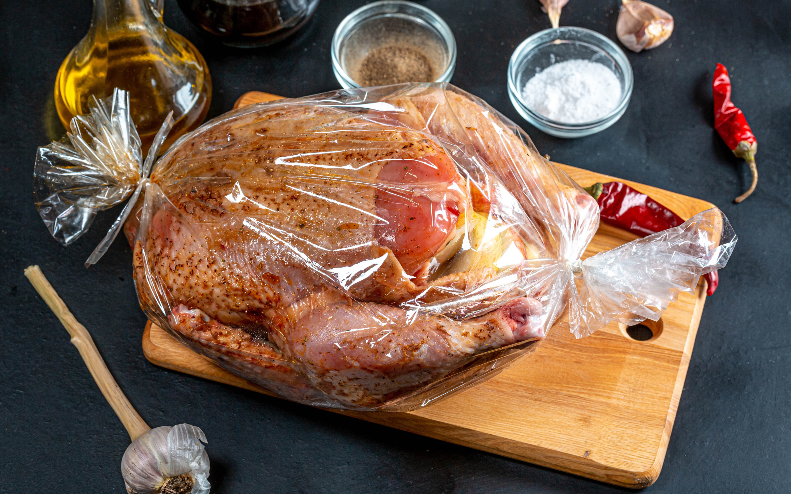 Курица в пакете готовится к запеканию 