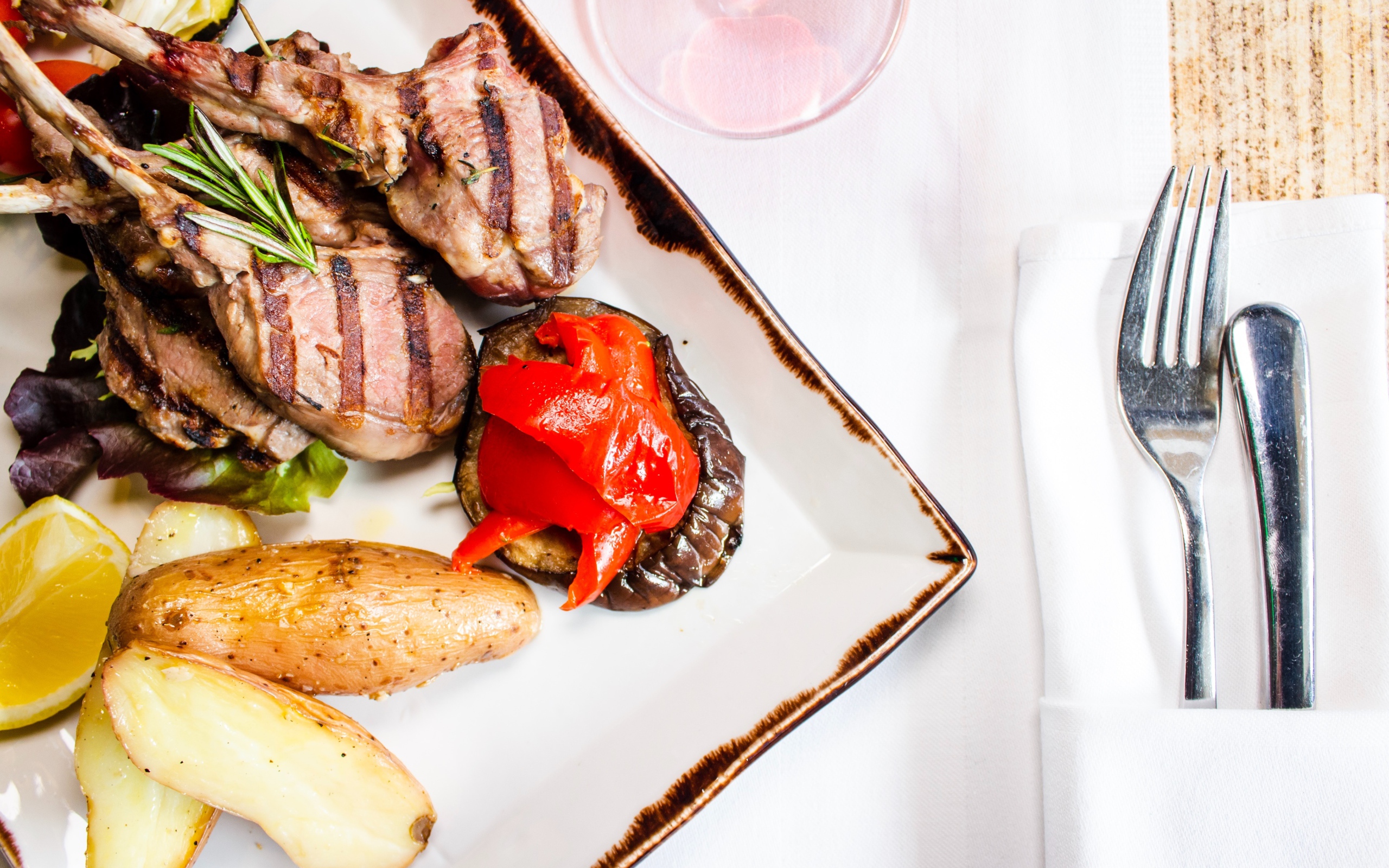 Свиные ребрышки с овощами на столе 