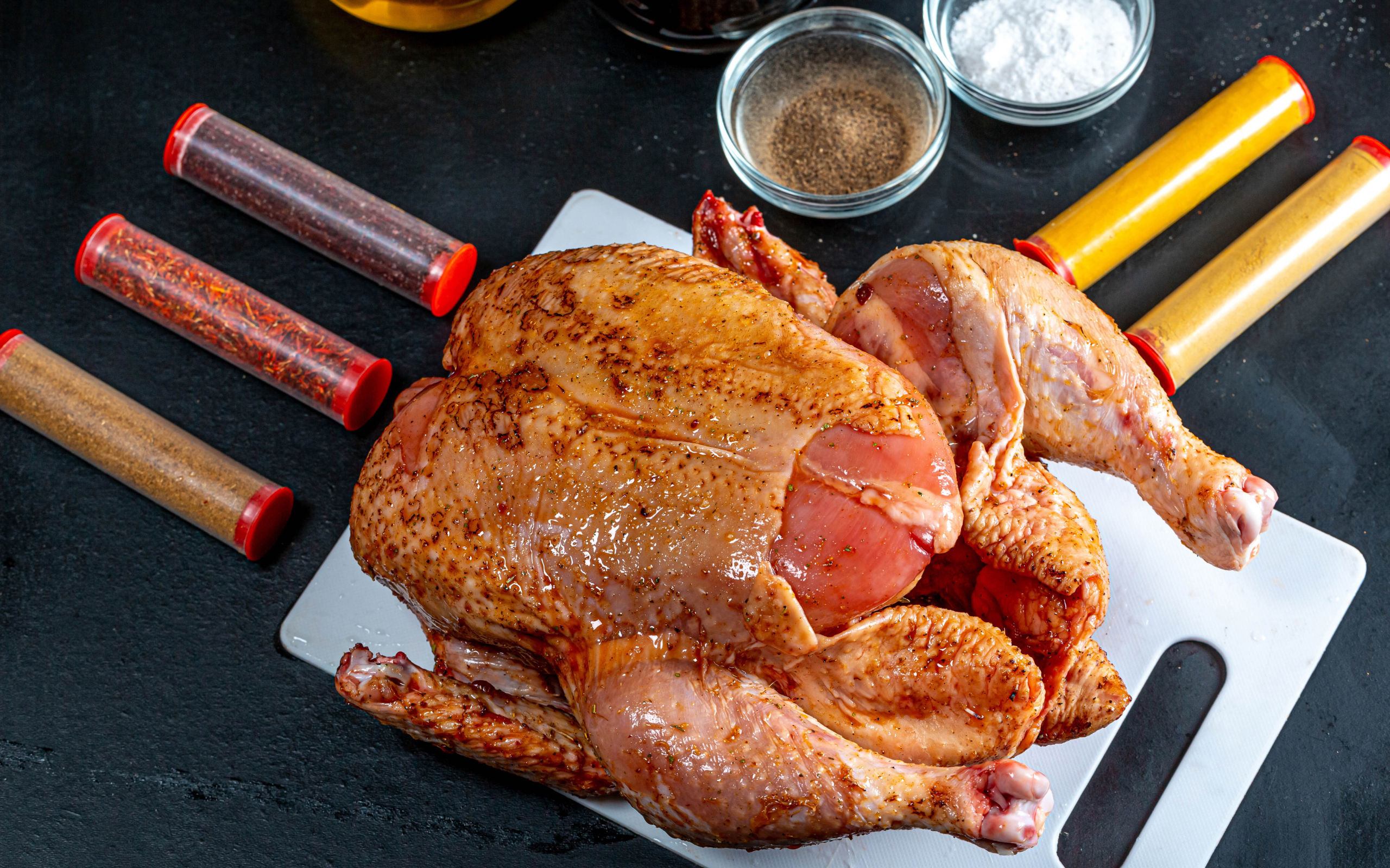 Сырая курица со специями на столе 