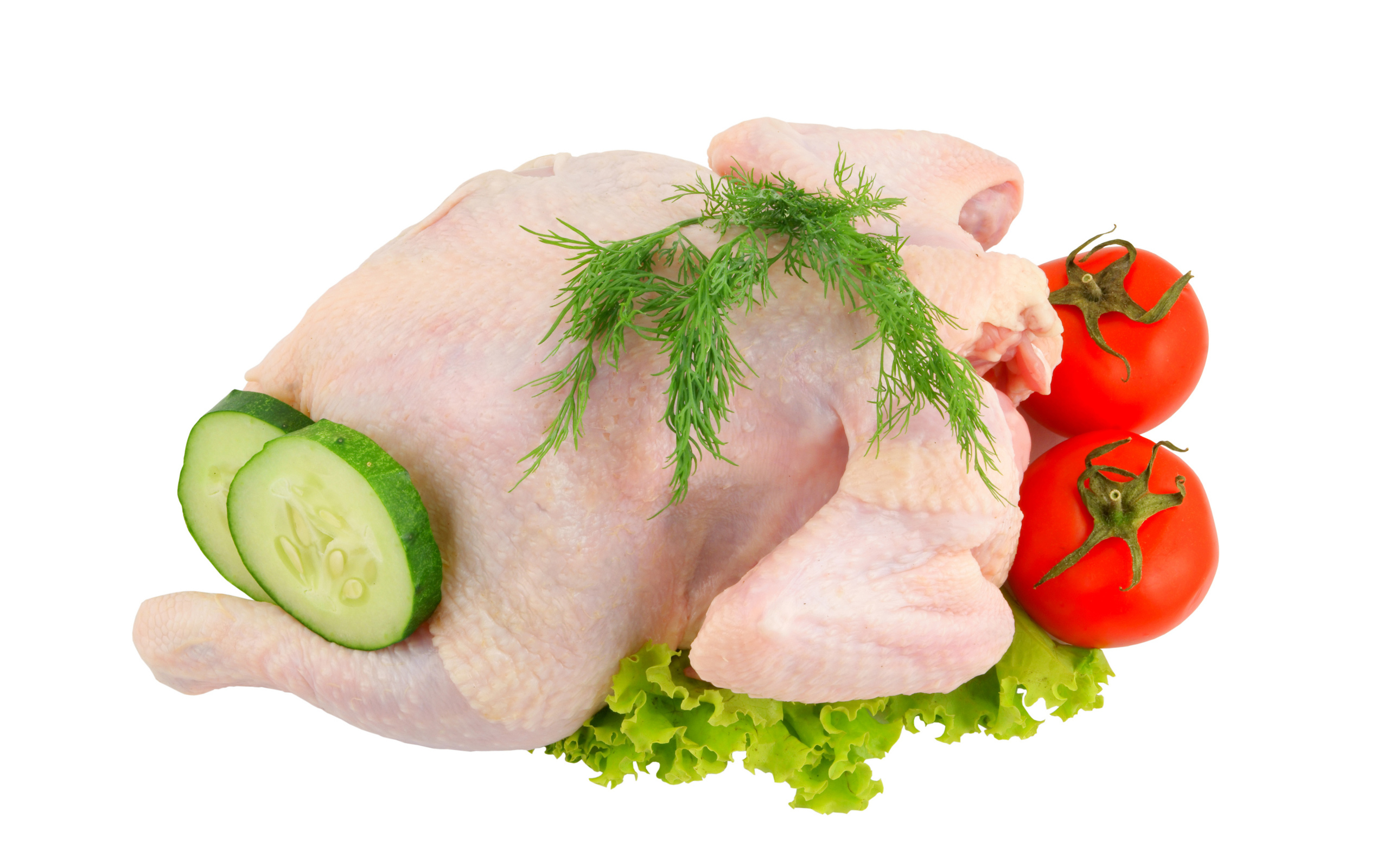 Сырая курица с помидорами, огурцами и листьями салата