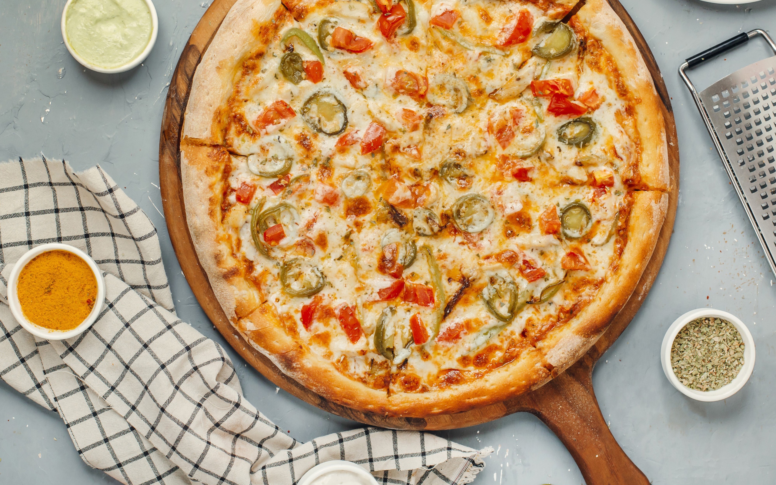 Аппетитная пицца с овощами и сыром на доске 