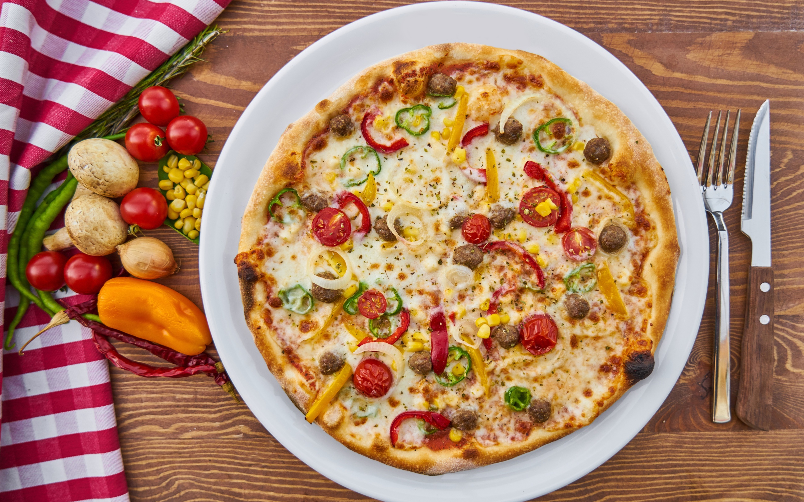 Аппетитная вкусная пицца на столе с овощами 