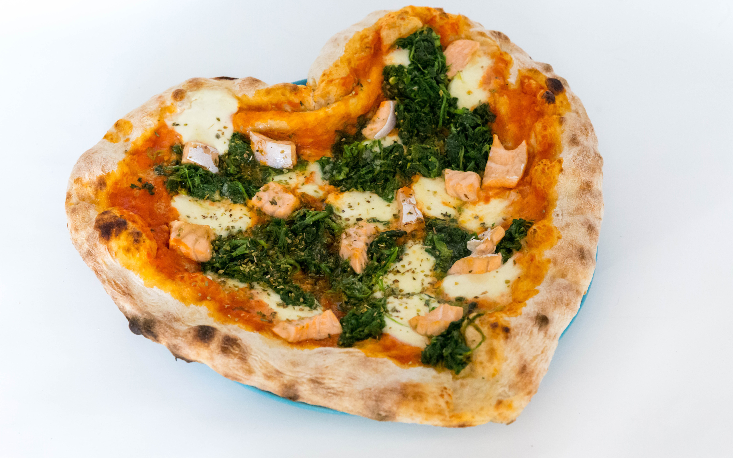 Пицца с рыбой и сыром в форме сердца на белом фоне