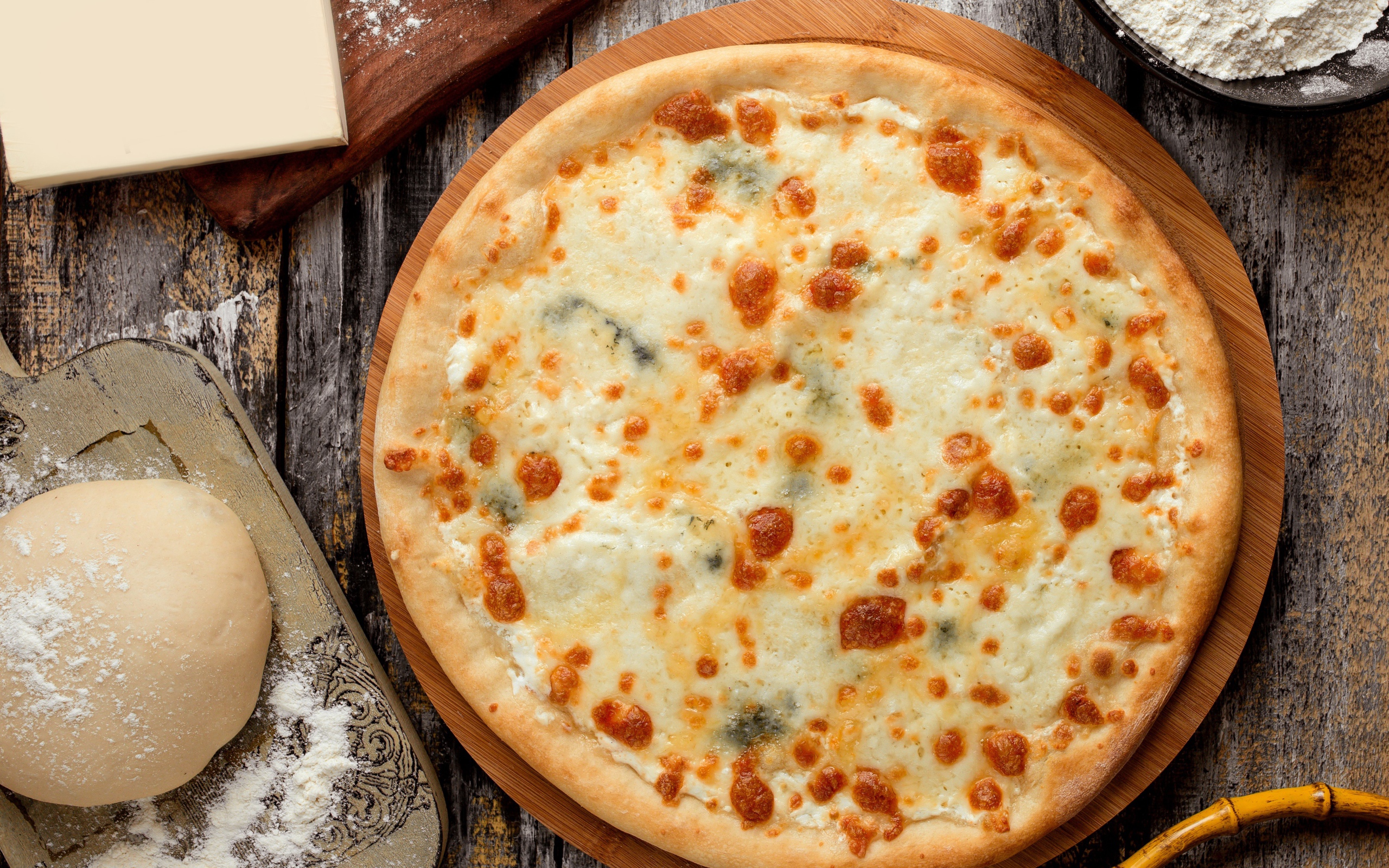 Горячая аппетитная пицца с сыром на столе