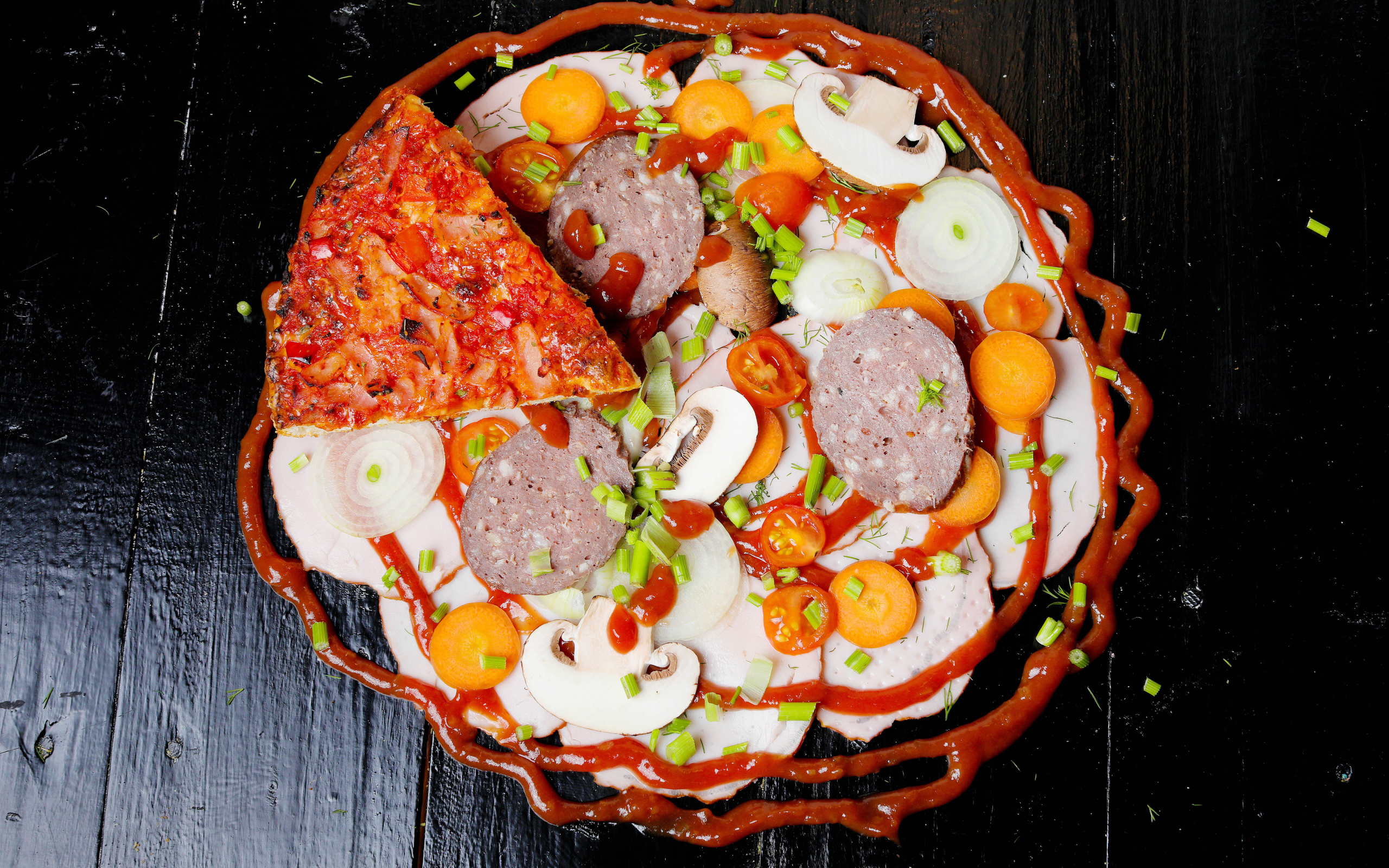 Пицца с овощами и колбасой на столе с кетчупом 