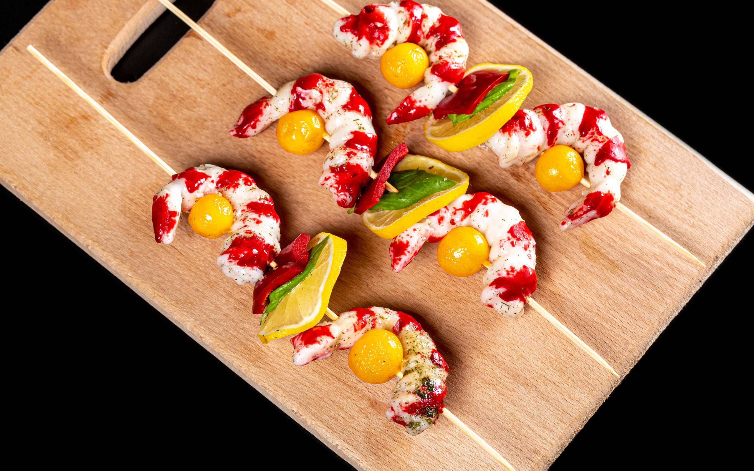 Креветки на шпажках с лимоном