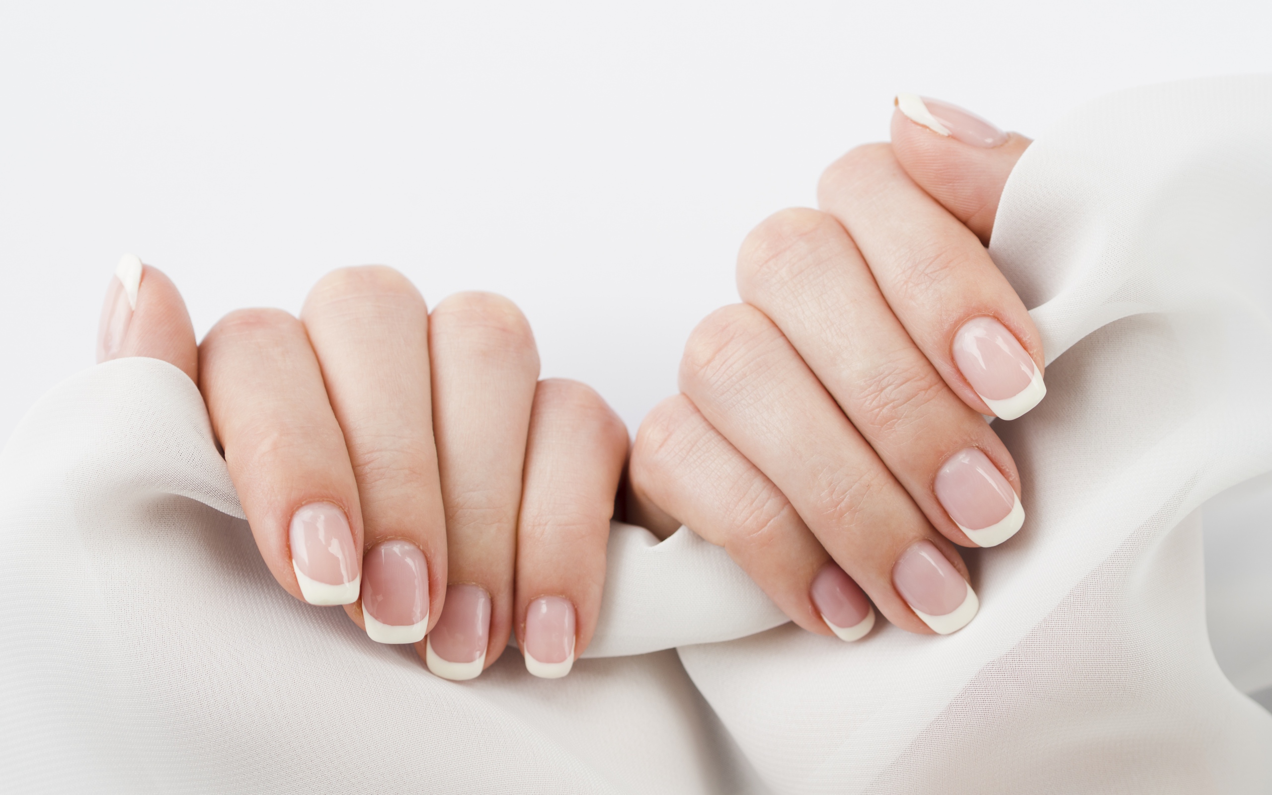 Красивый аккуратный маникюр у девушки 