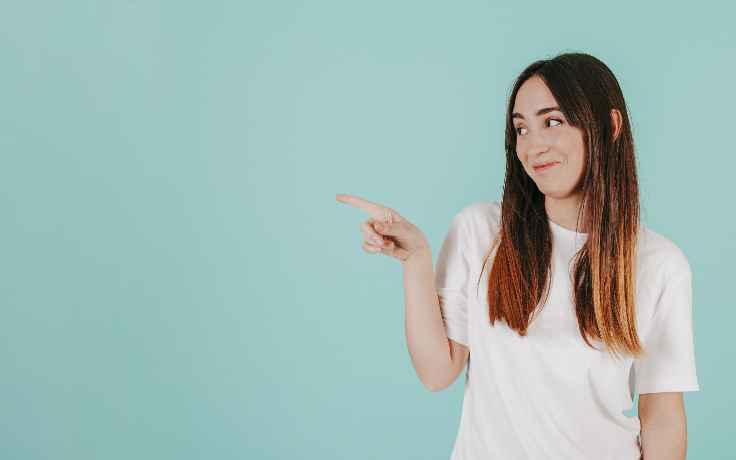 Девушка в белой футболке показывает на кого то пальцем