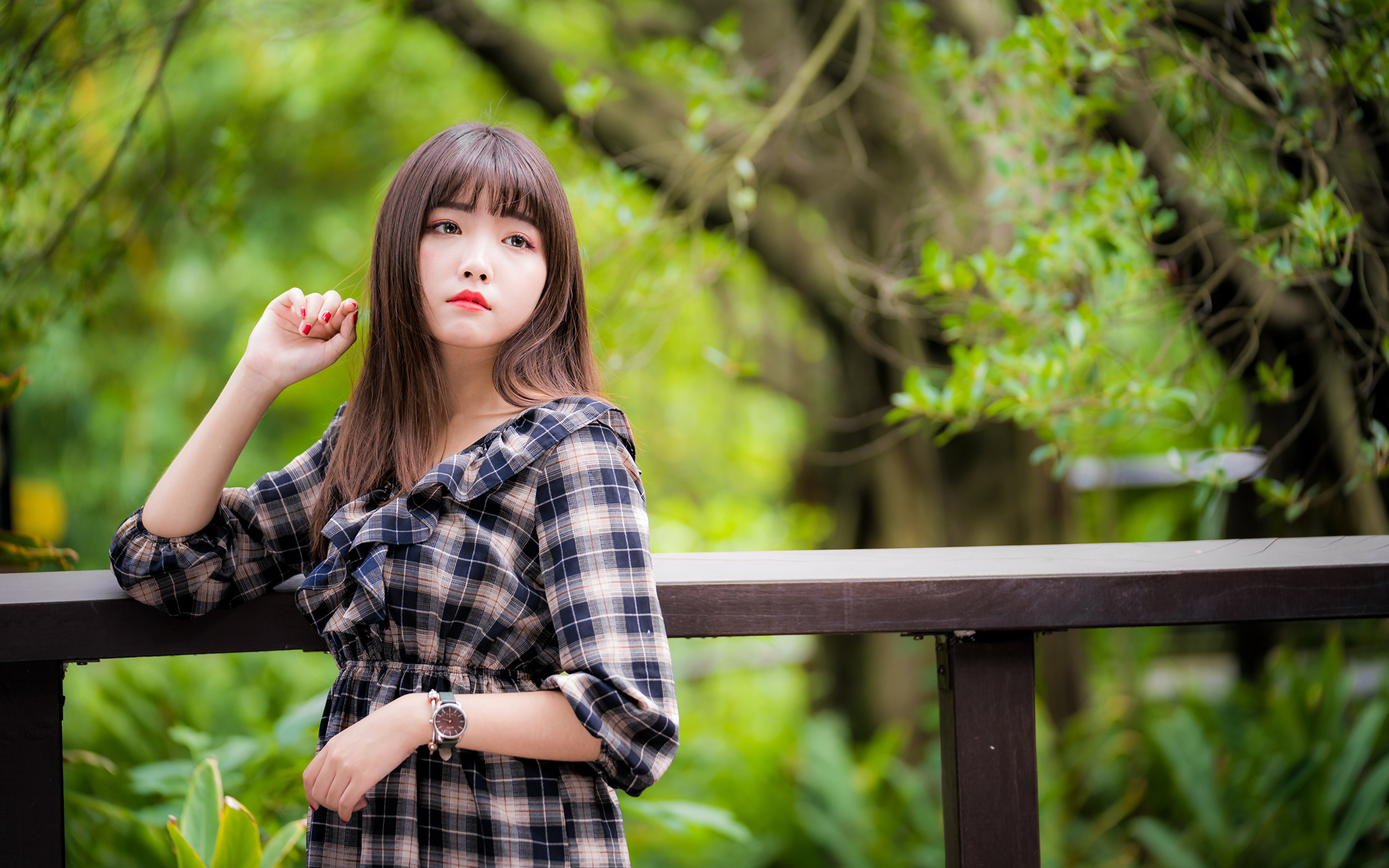 Девушка азиатка в платье в клеточку