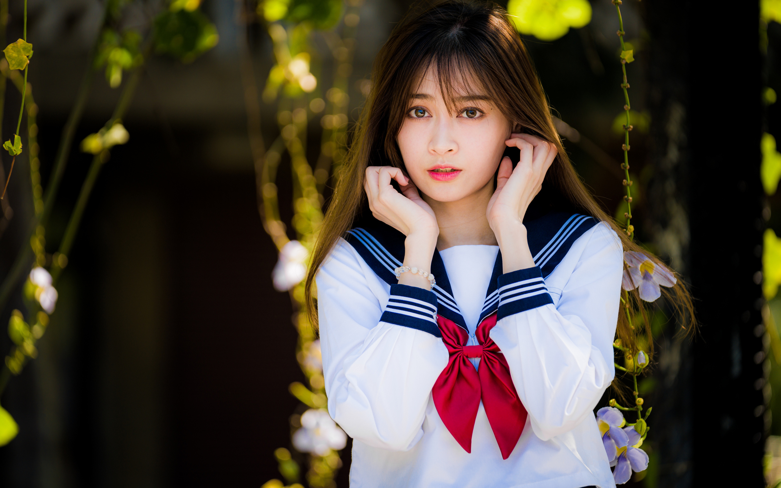 Девушка азиатка в рубашке с бантом 