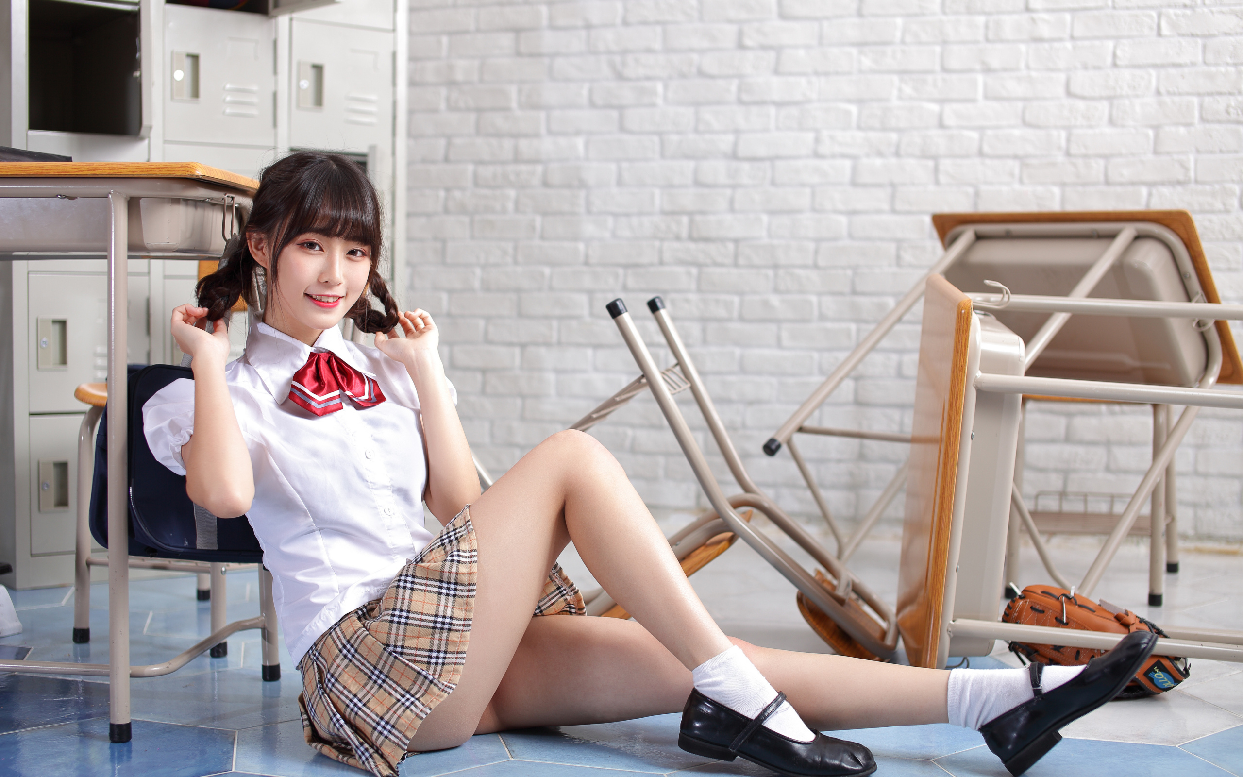 Девушка азиатка в школьной форме в классе