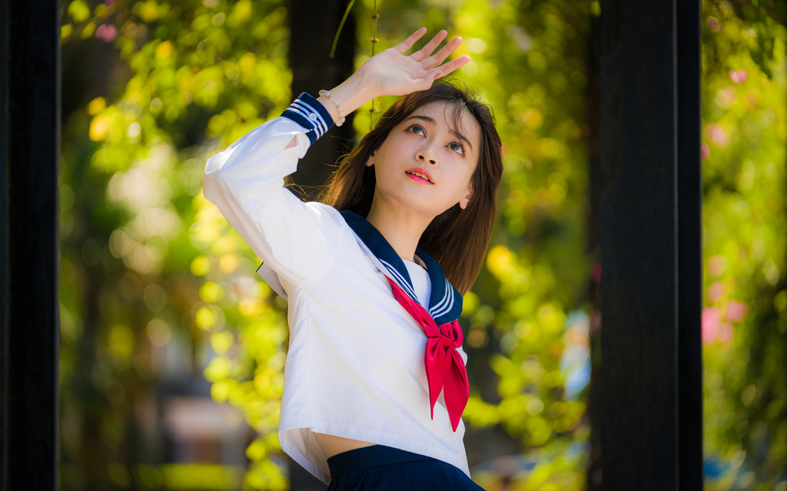 Девушка азиатка в форме с красным галстуком