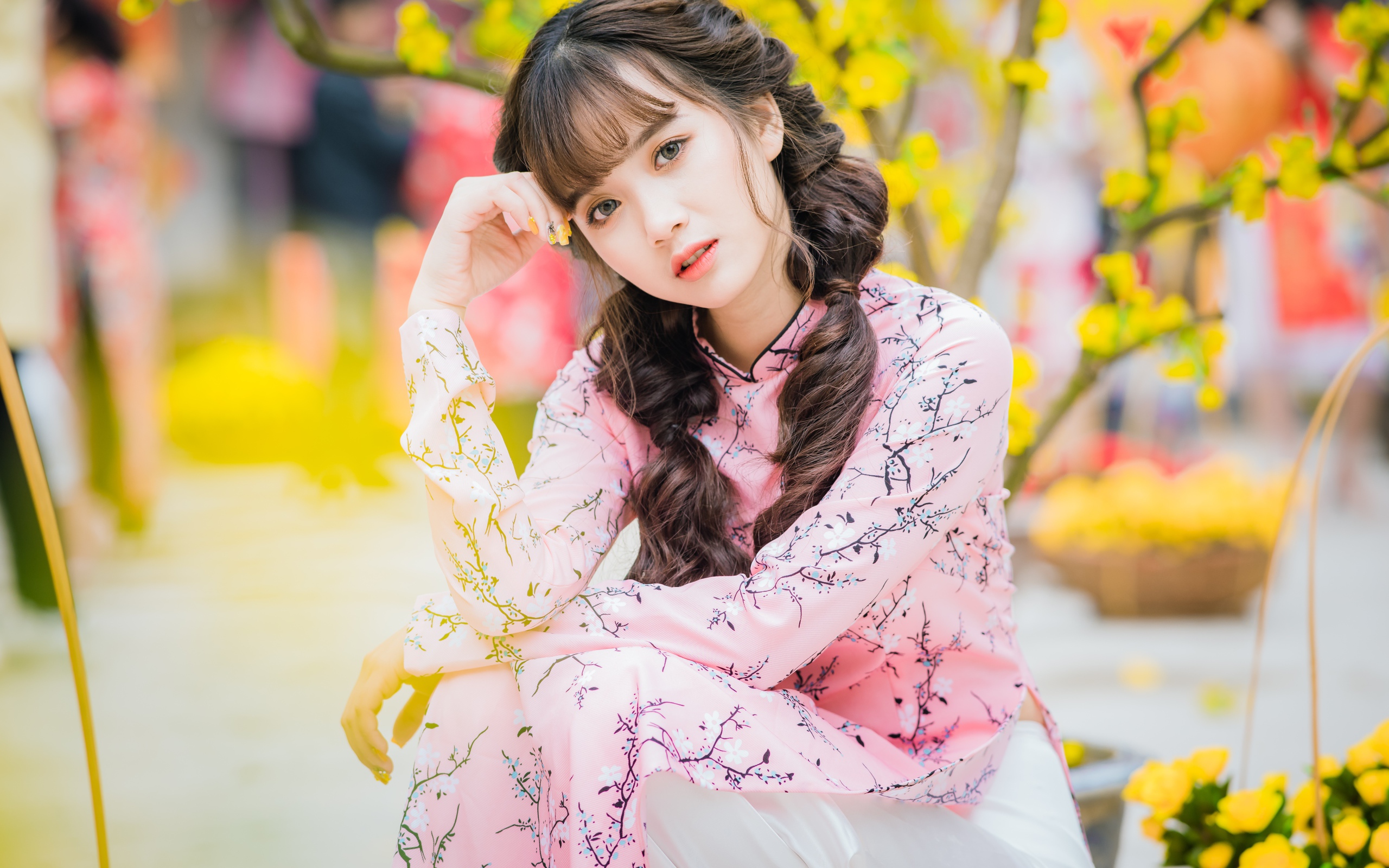 Красивая девушка азиатка в красивом розовом наряде в парке