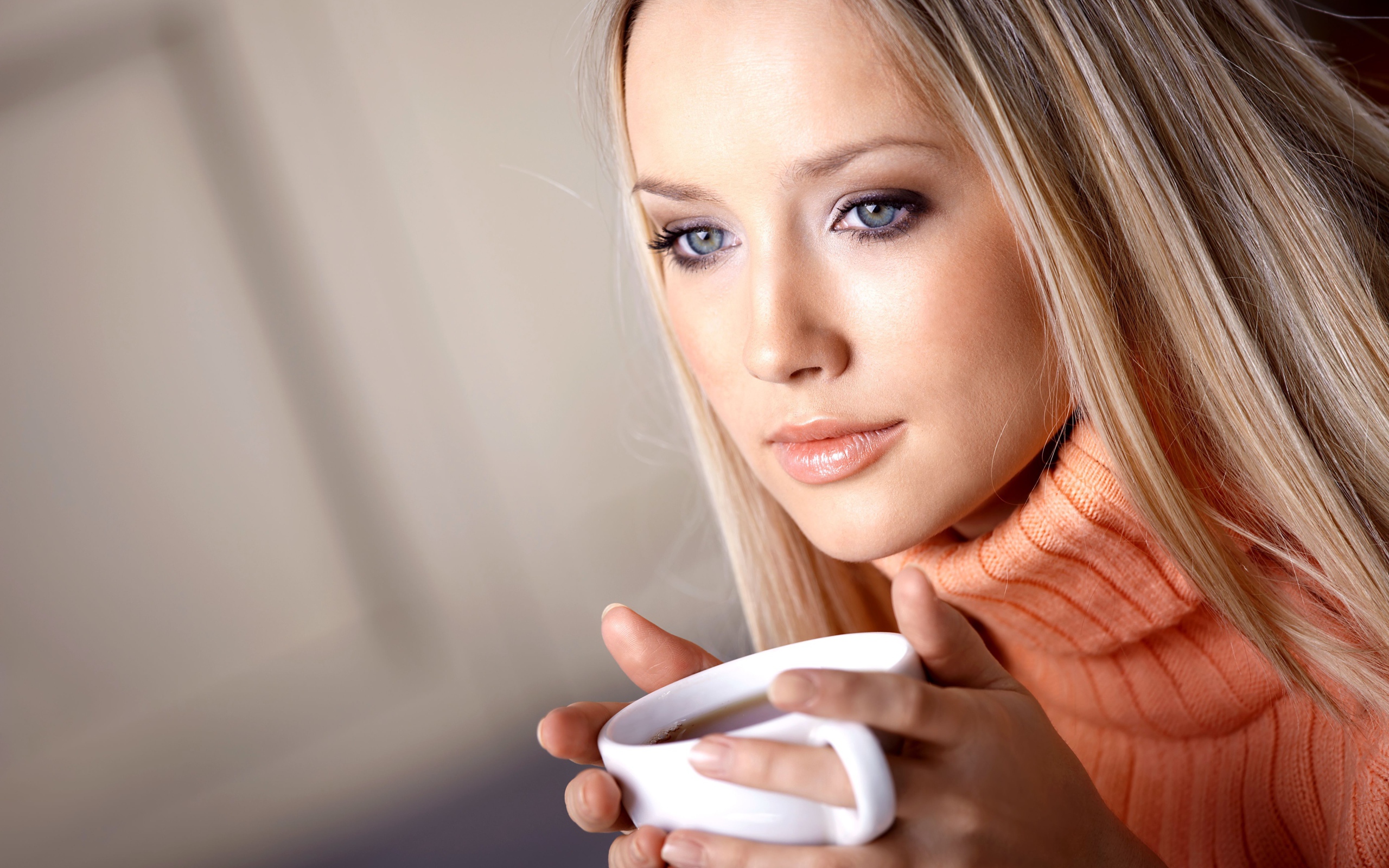 Красивая голубоглазая девушка с чашкой кофе 