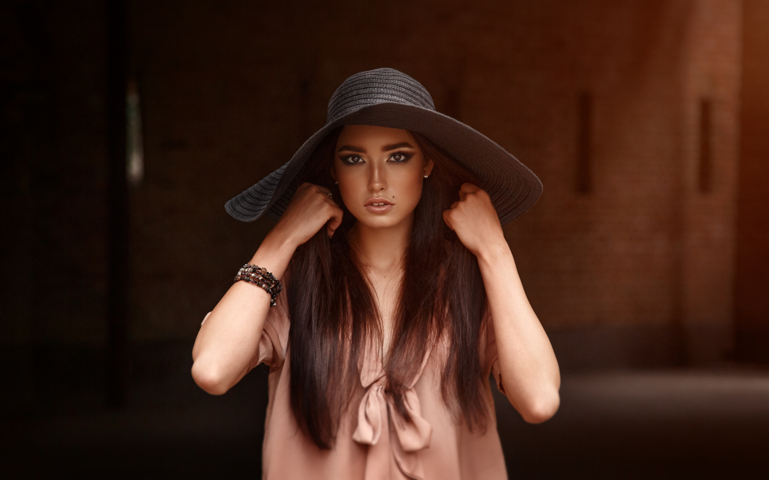 Красивая кареглазая брюнетка в большой шляпе 