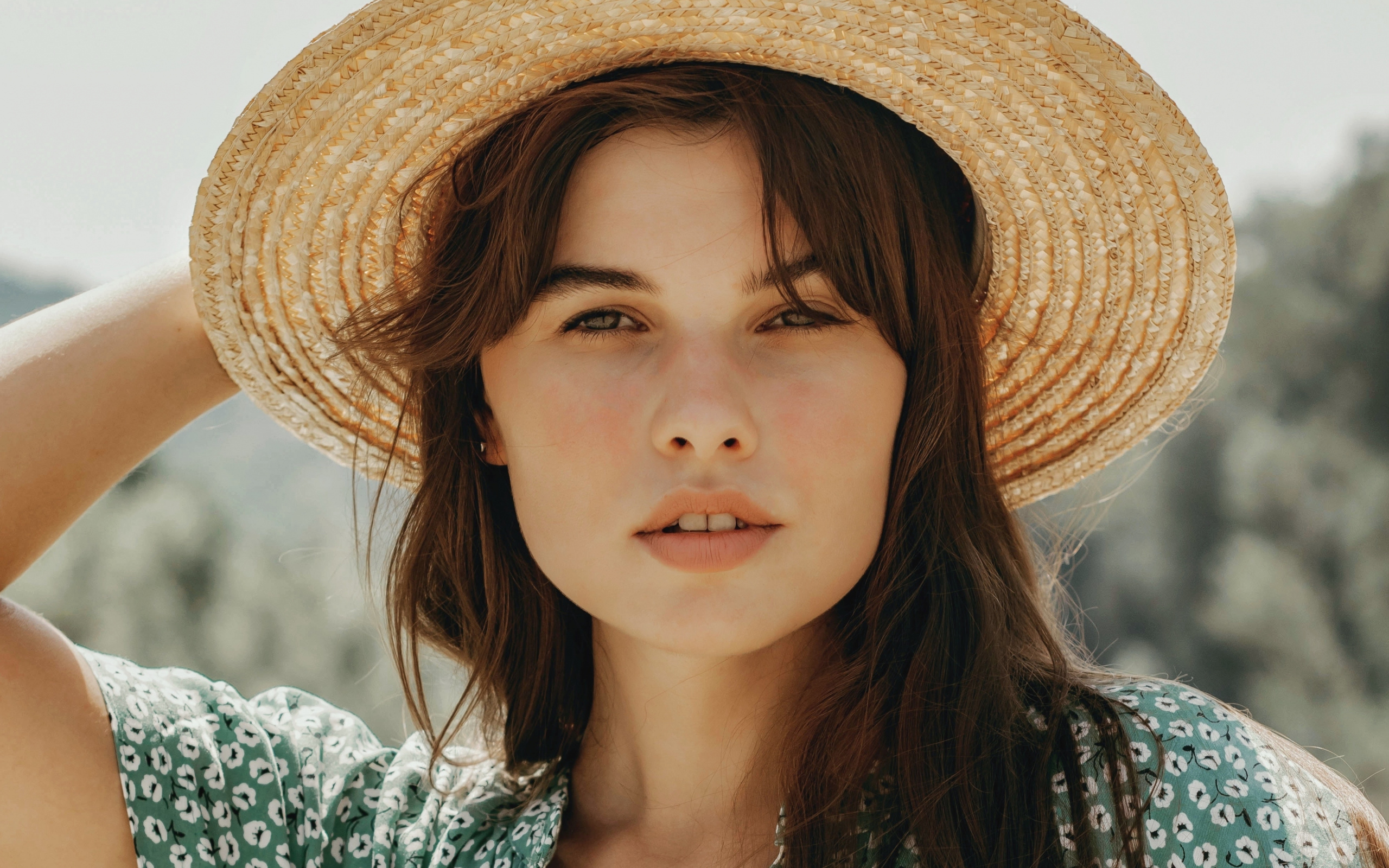 Красивая кареглазая брюнетка в шляпе 