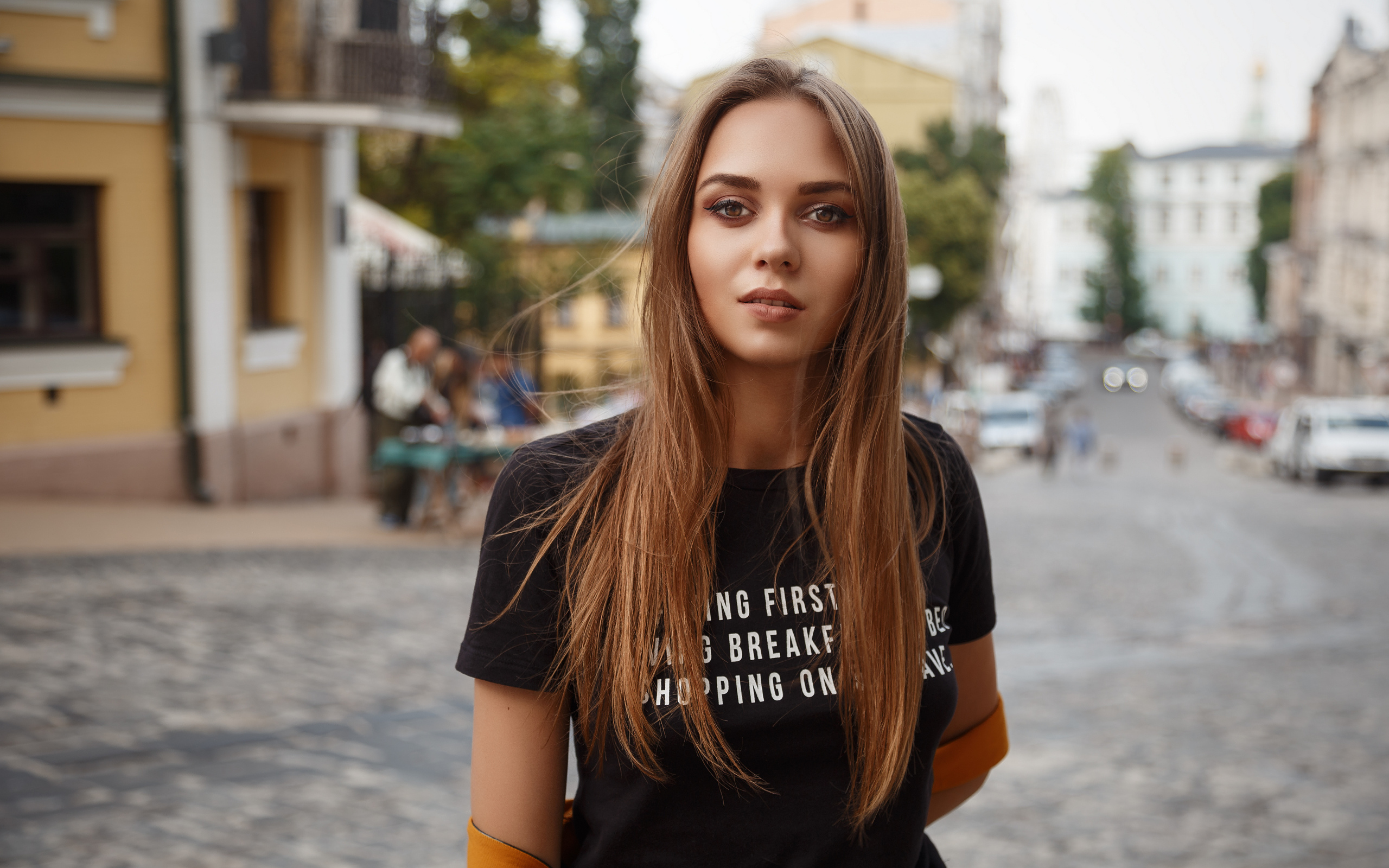 Красивая кареглазая девушка в черной футболке 