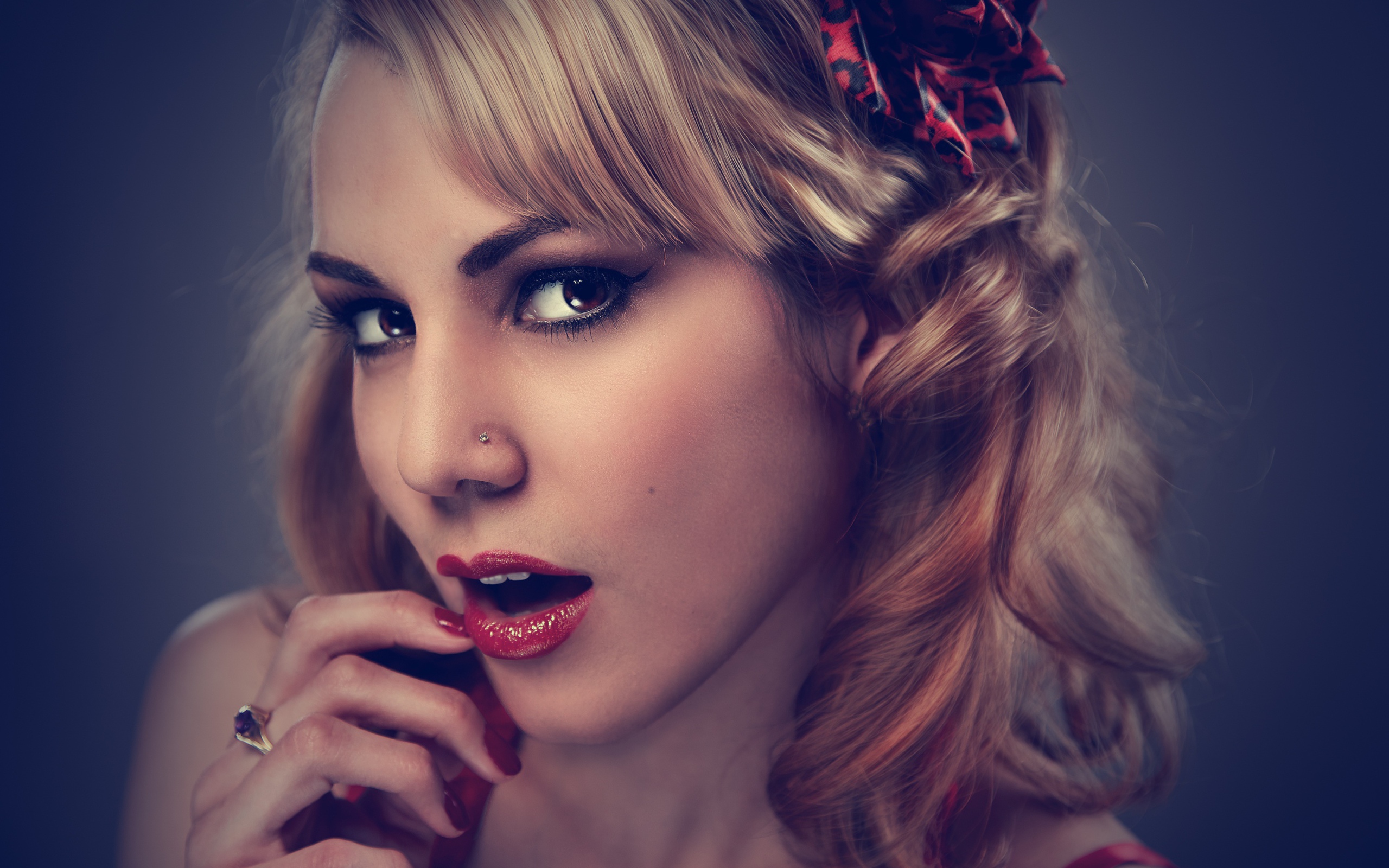 Красивая кареглазая девушка с красными губами 