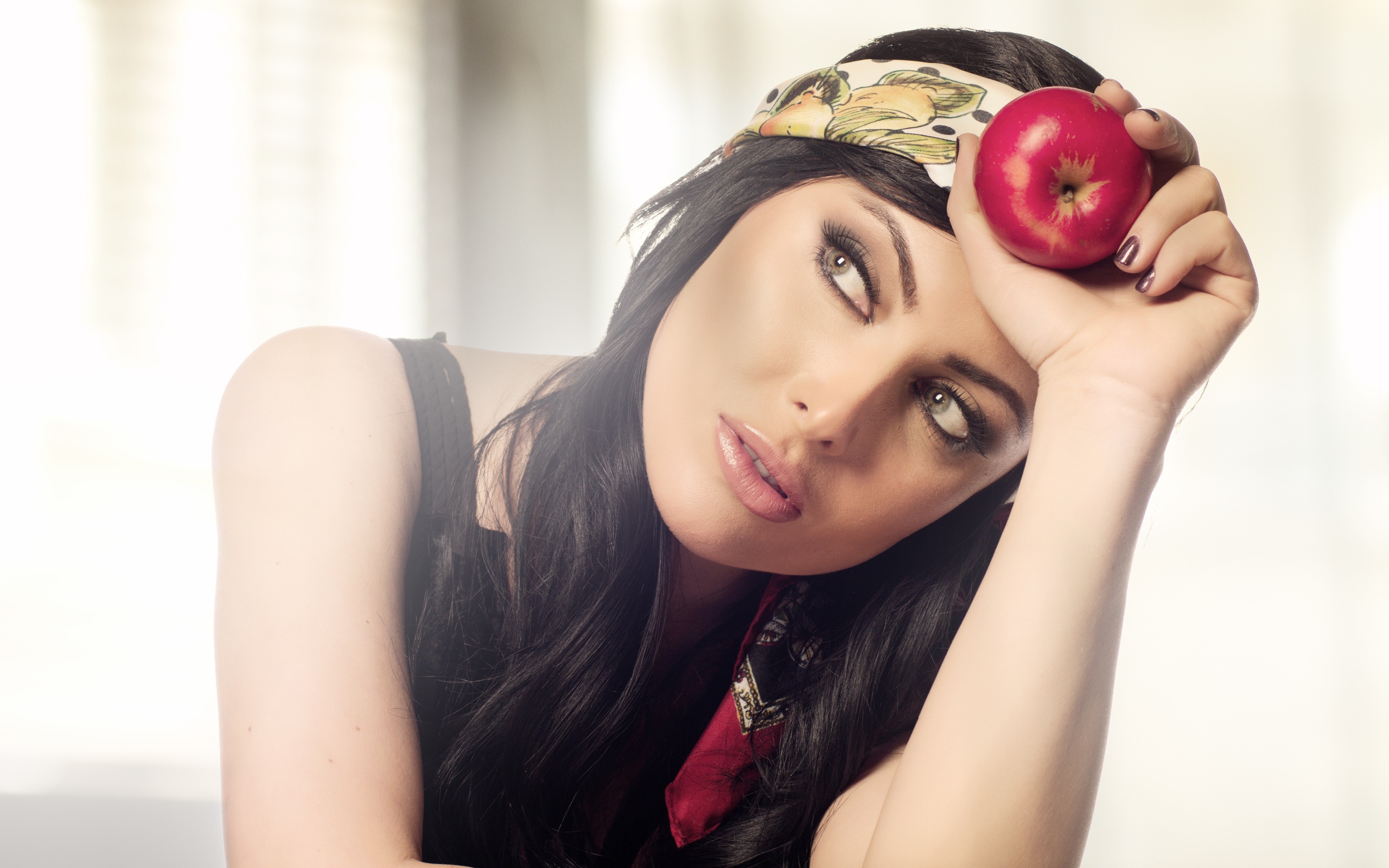 Красивая брюнетка с яблоком в руке 