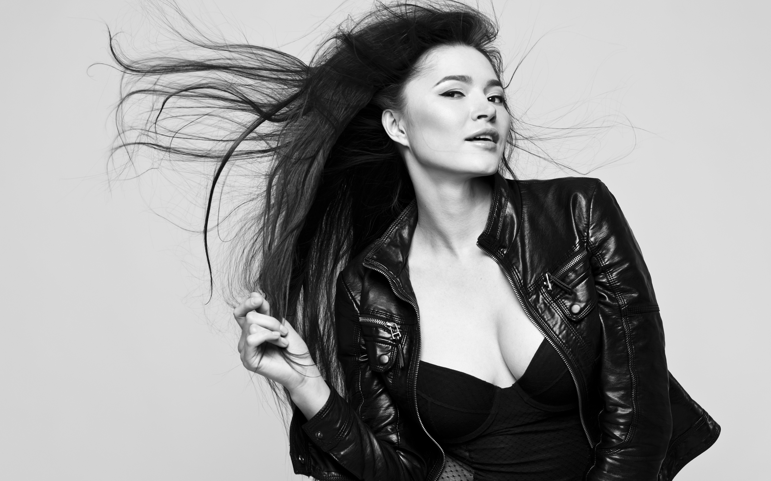 Красивая девушка в черной куртке с длинными волосами 