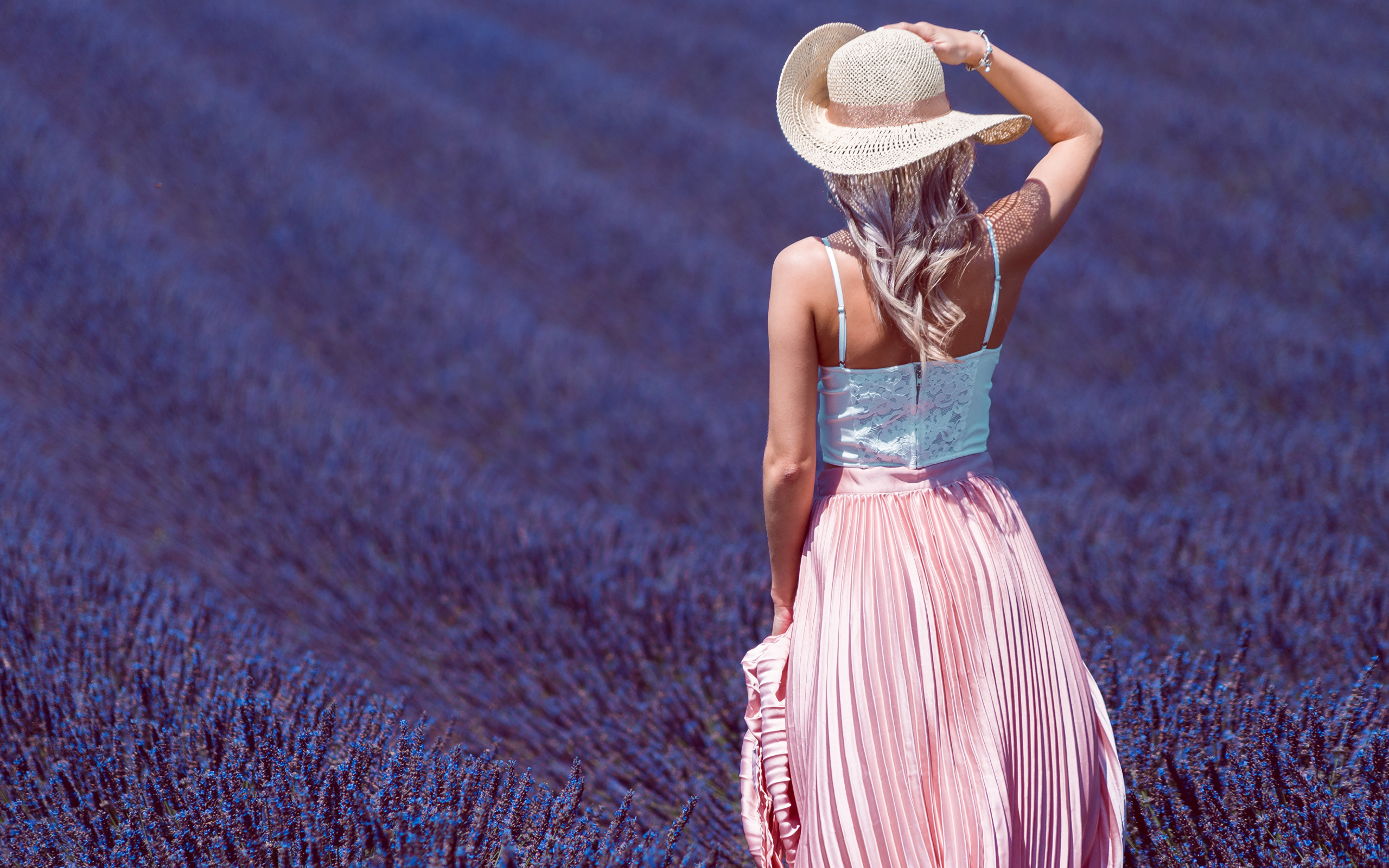 Красивая девушка в шляпе на лавандовом поле 