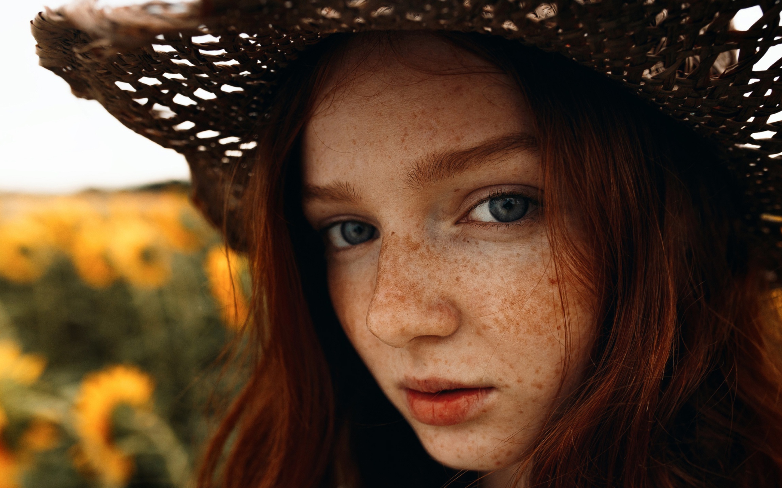 Красивая девушка в шляпе с веснушками на лице 