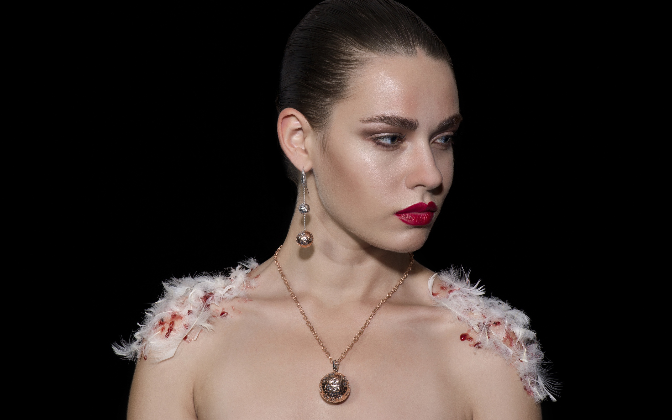 Красивая девушка в кулоном на шее