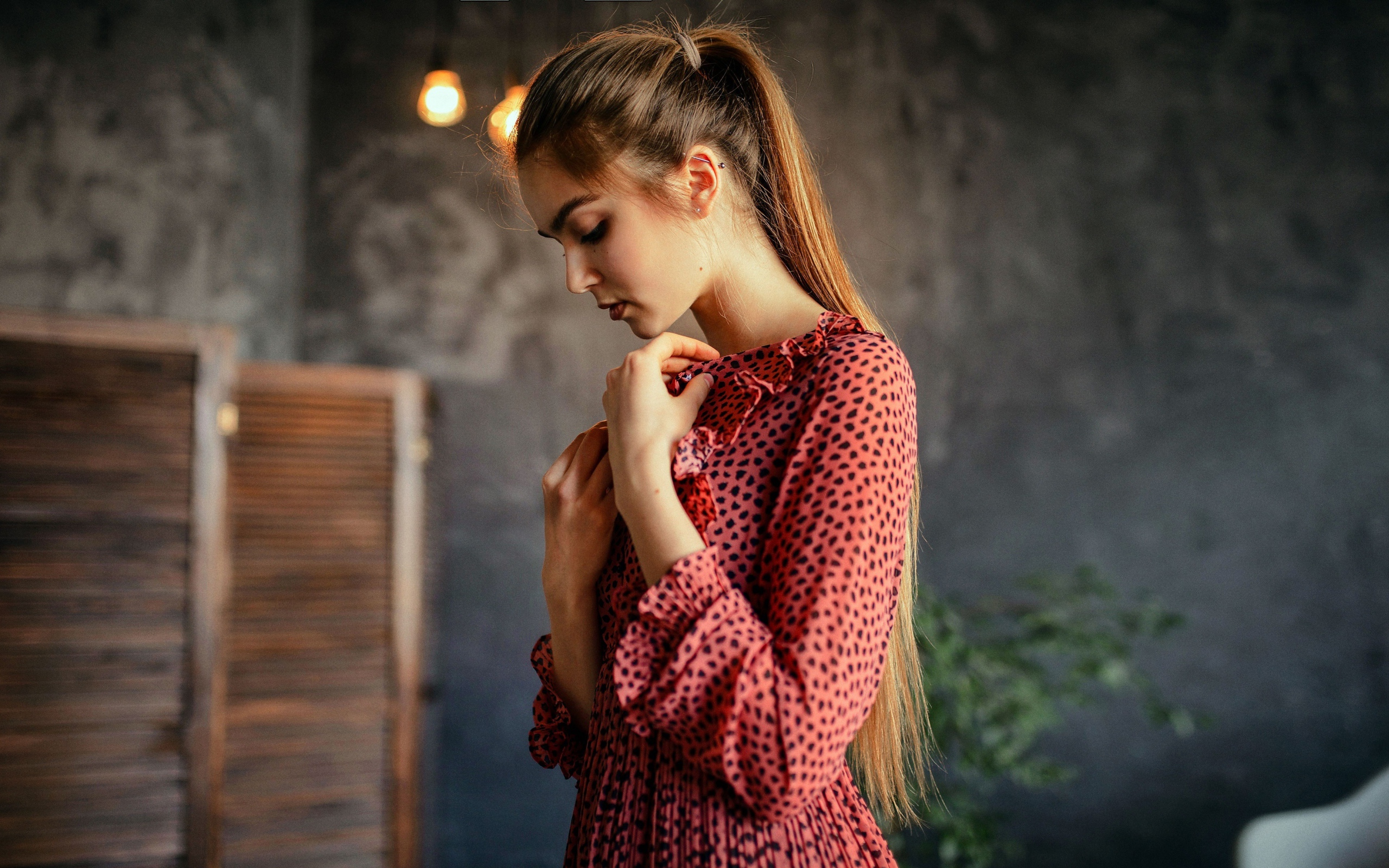 Красивая девушка в пятнистом розовом платье 