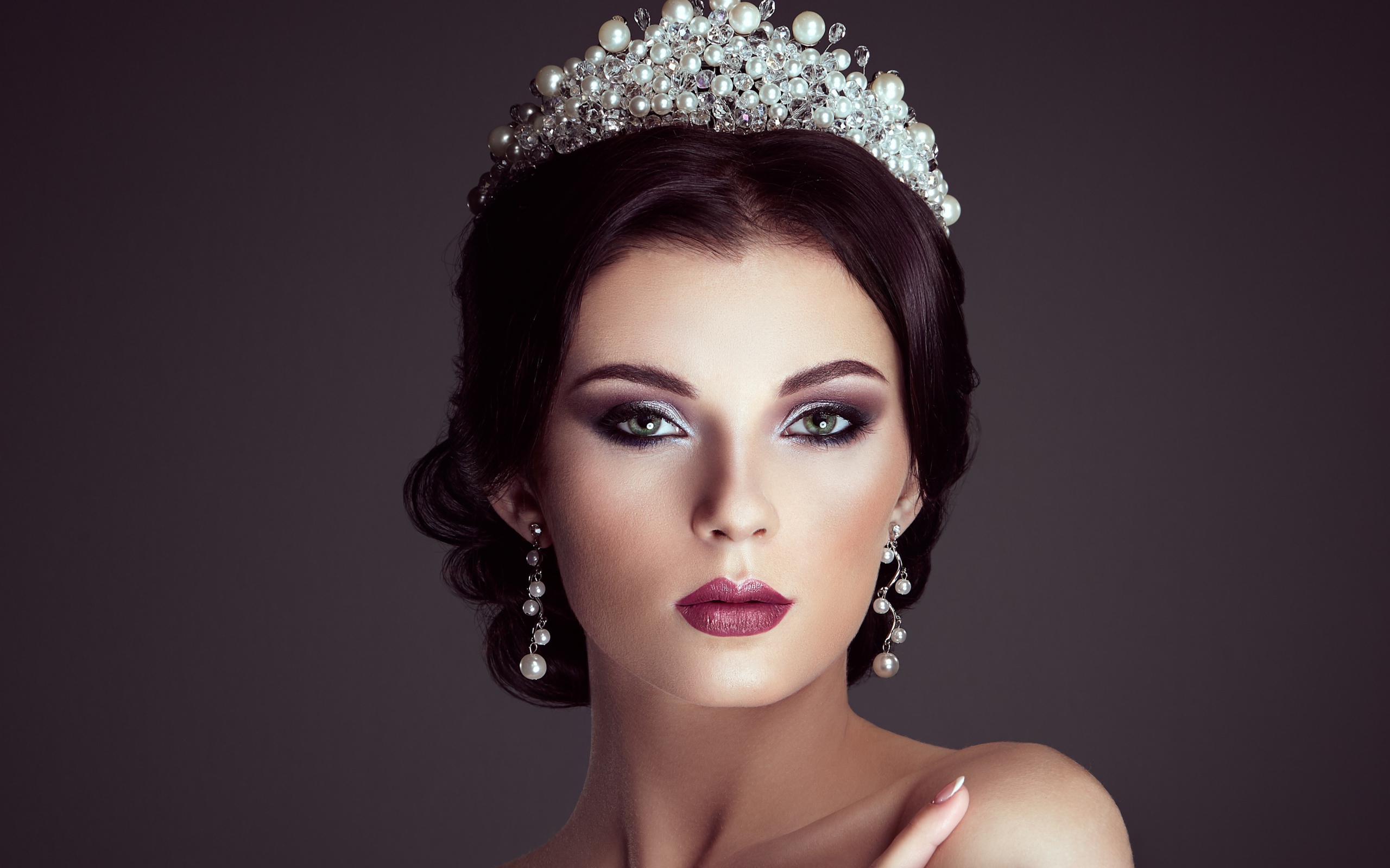 Красивая девушка модель в короне 