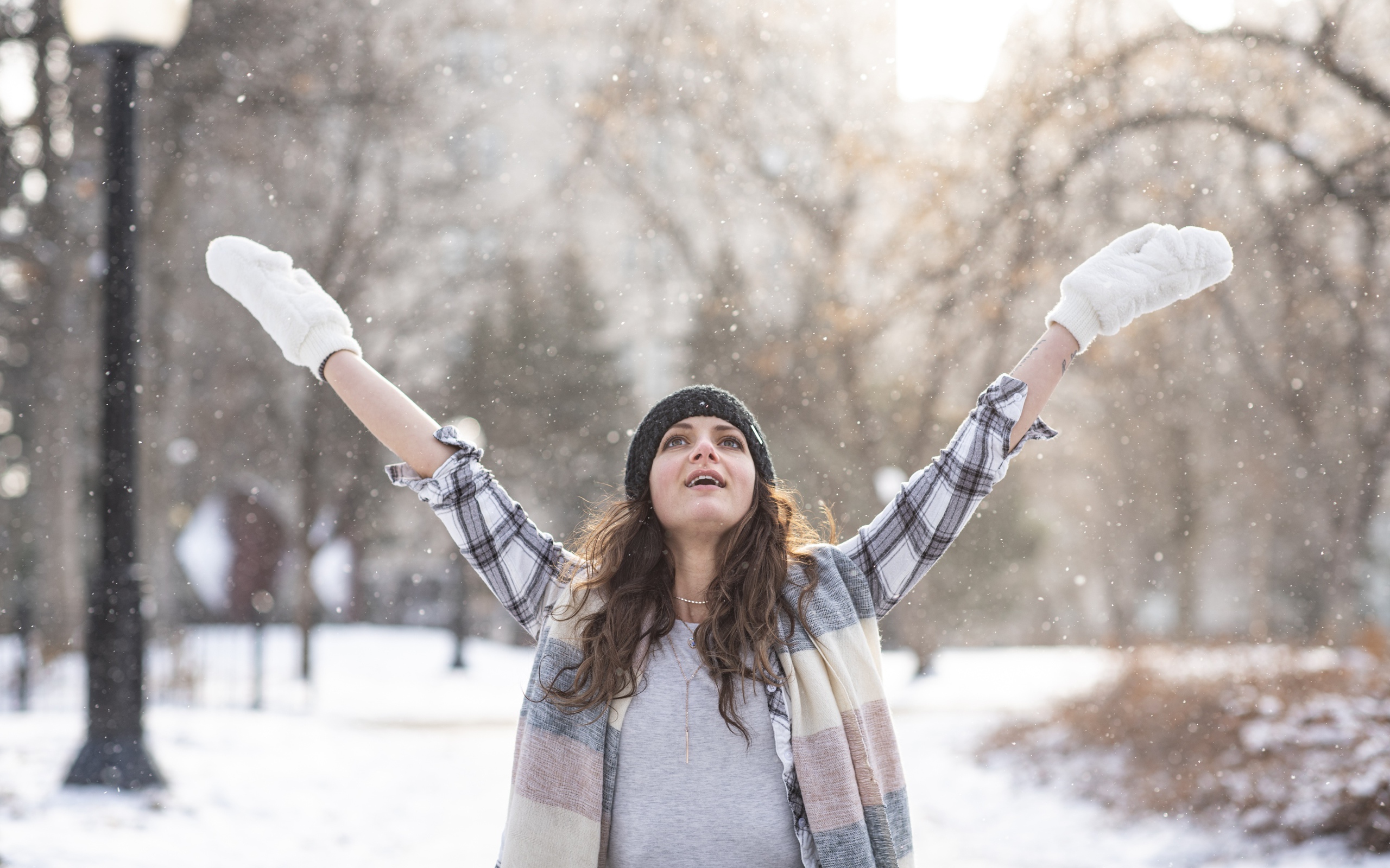 Красивая девушка на улице зимой 