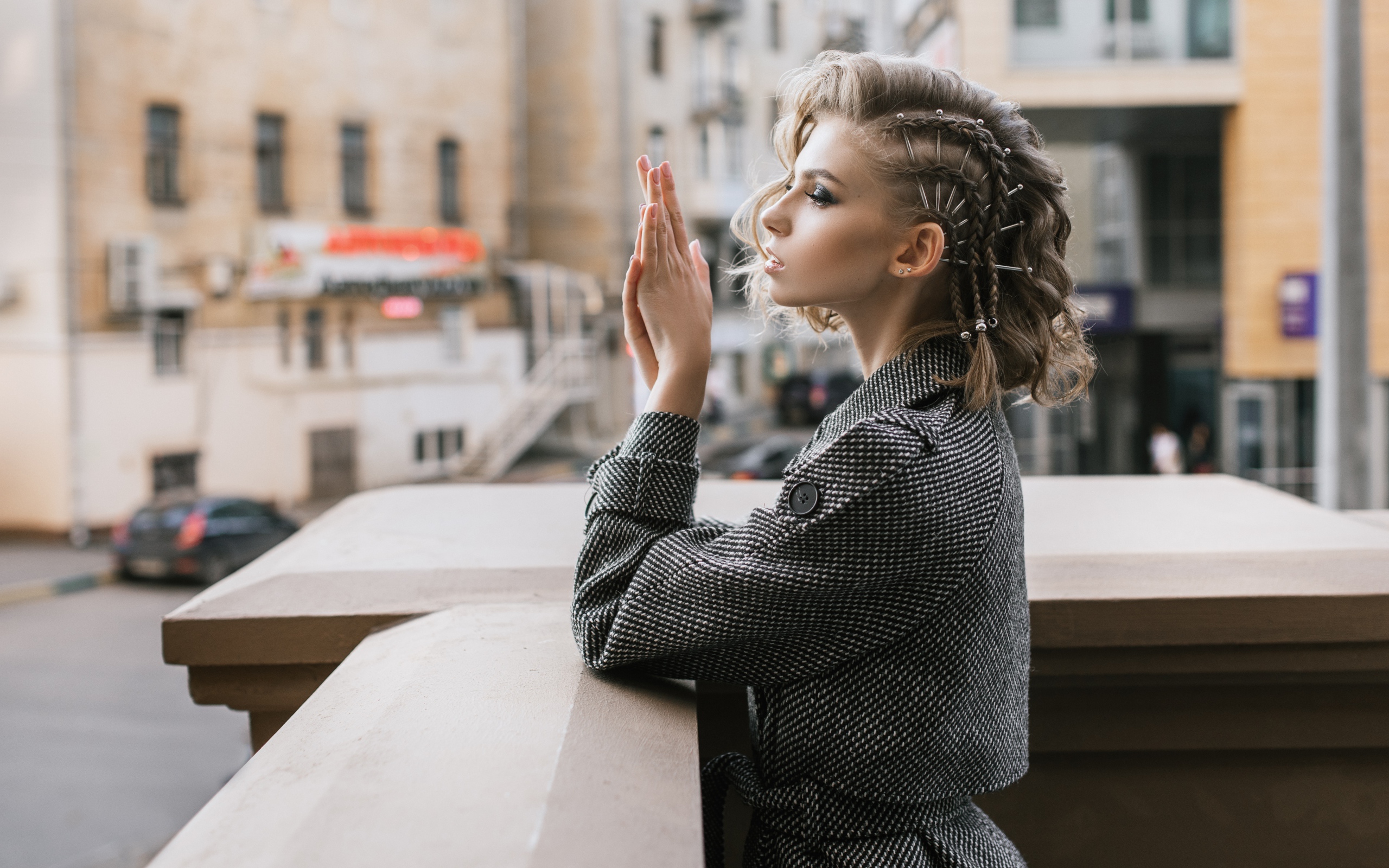 Красивая девушка с прической в сером пальто 