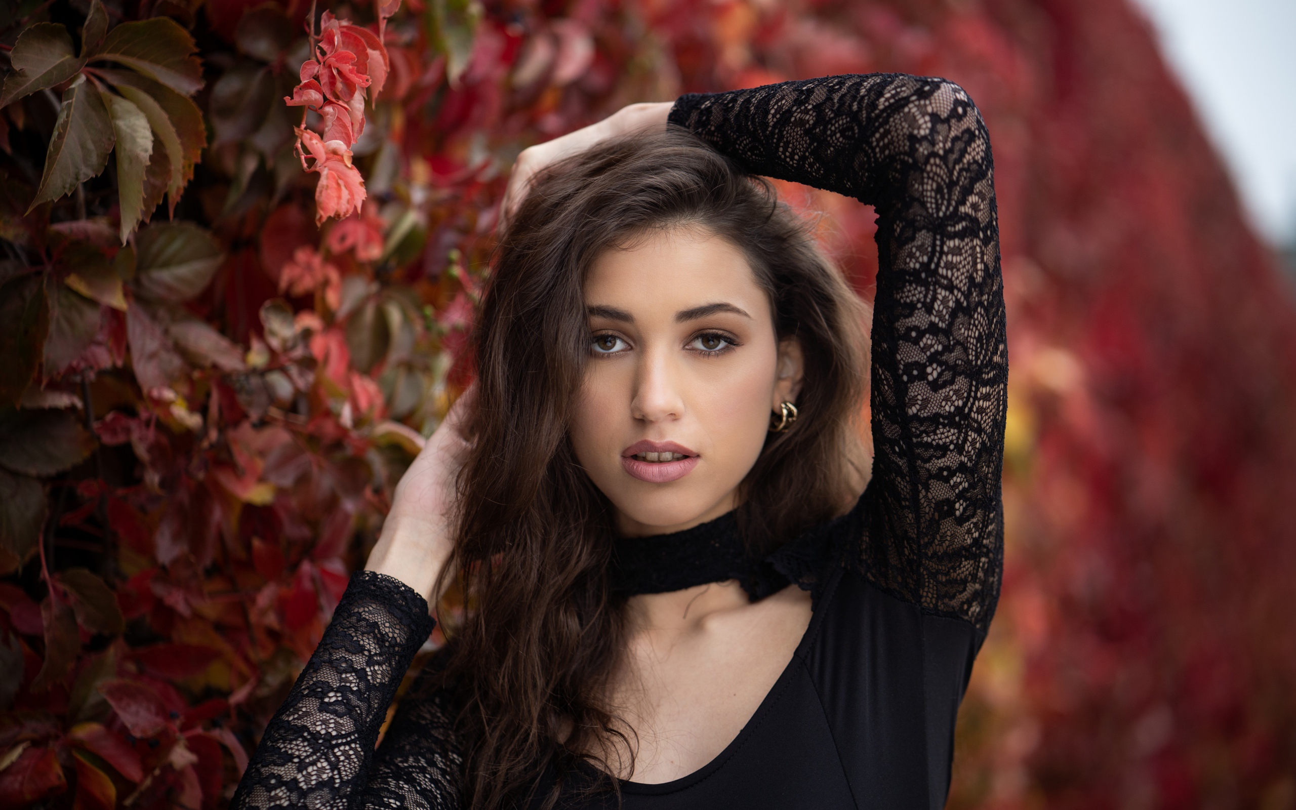 Красивая длинноволосая шатенка в черном платье