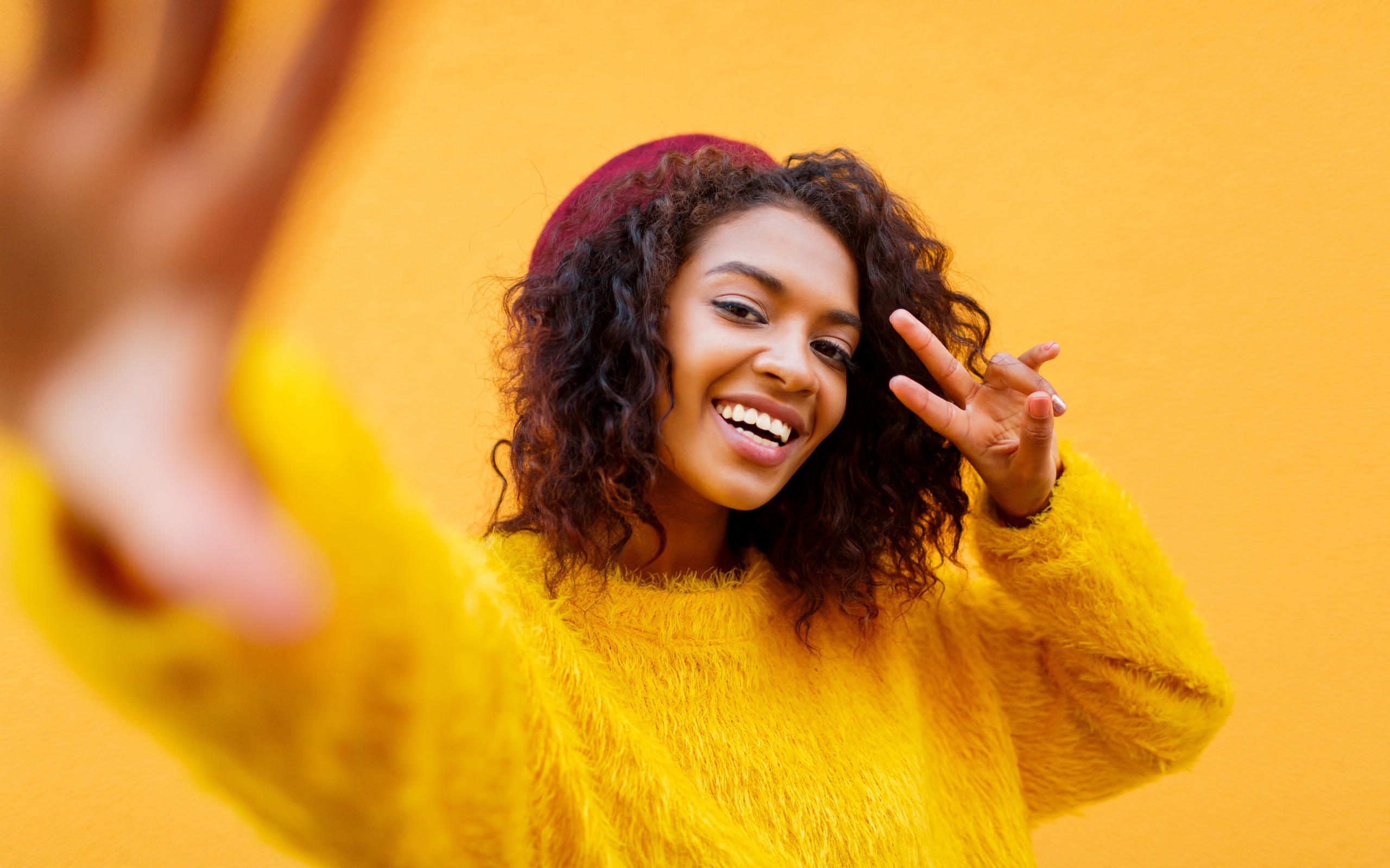 Красивая девушка мулатка в желтом свитере 