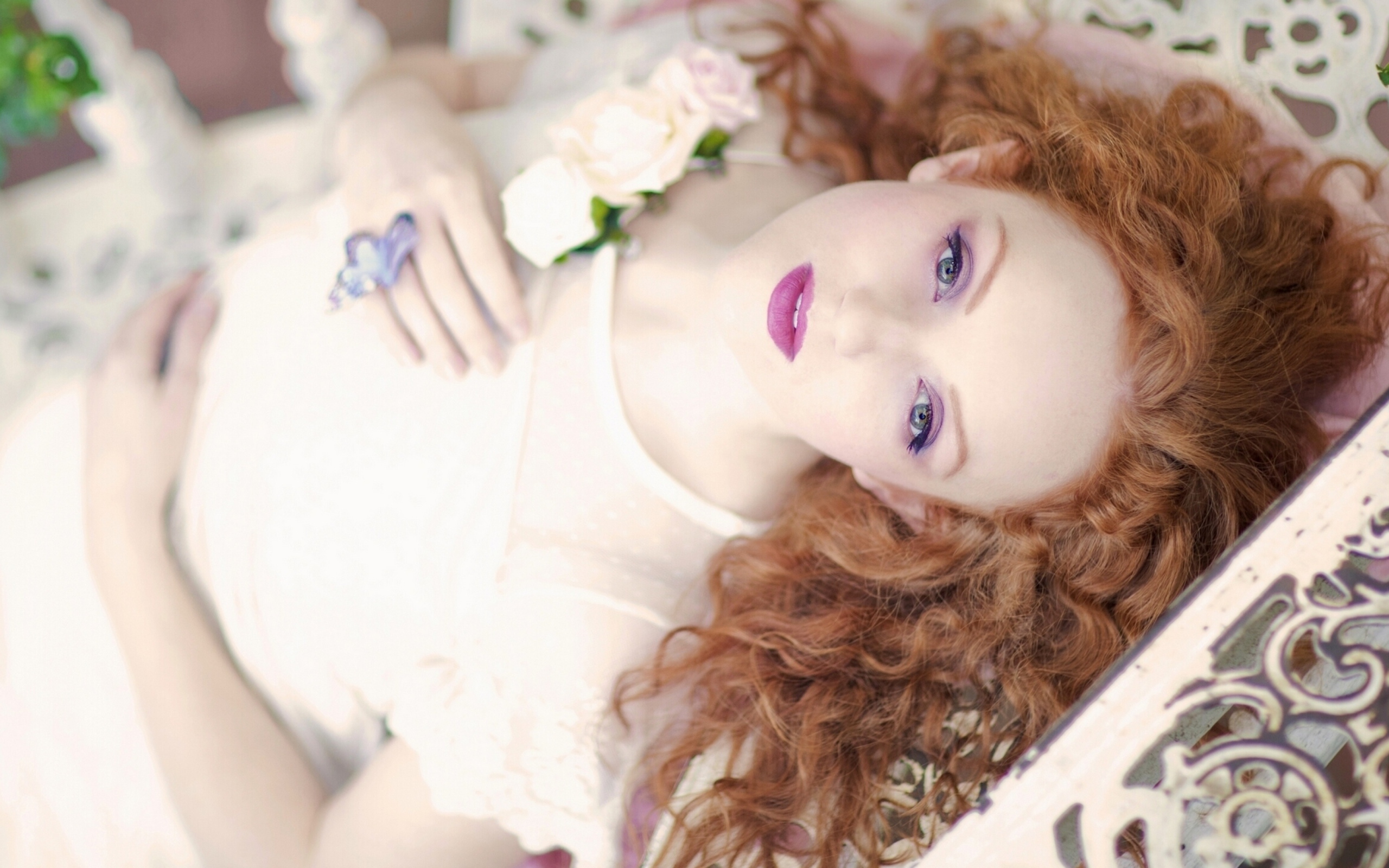 Красивая рыжеволосая девушка невеста 