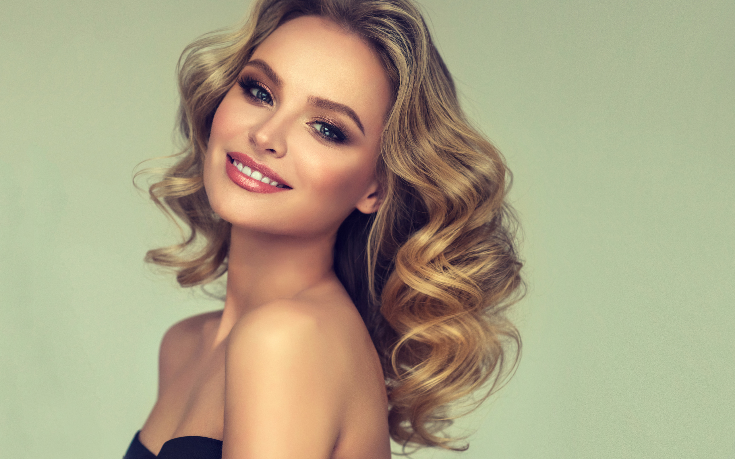 Красивая улыбающаяся блондинка с длинными волосами