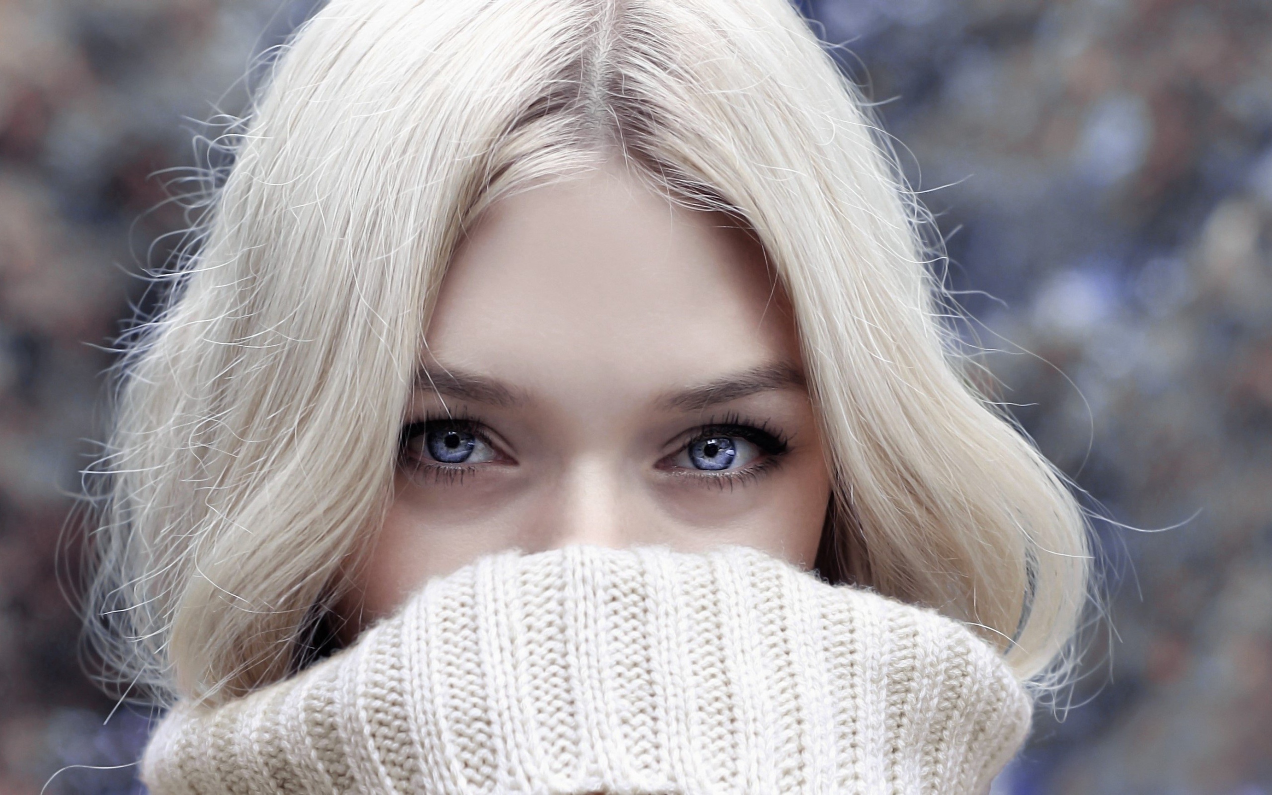 Голубоглазая девушка в белом свитере 
