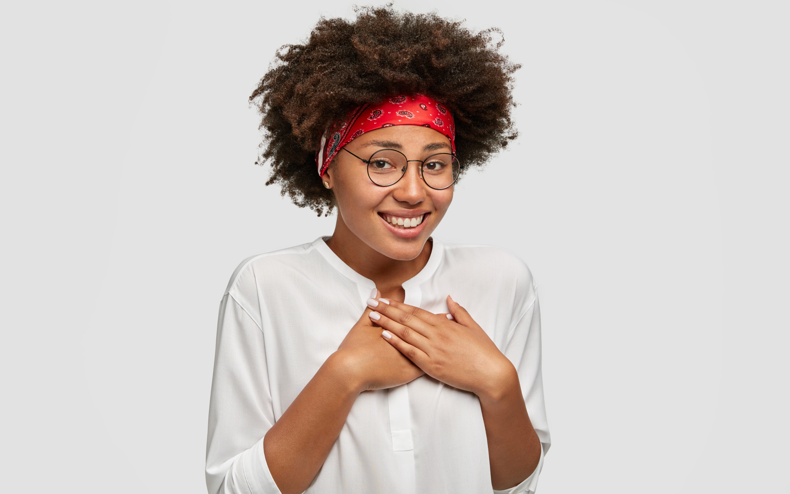 Милая девушка в очках в белой рубашке 