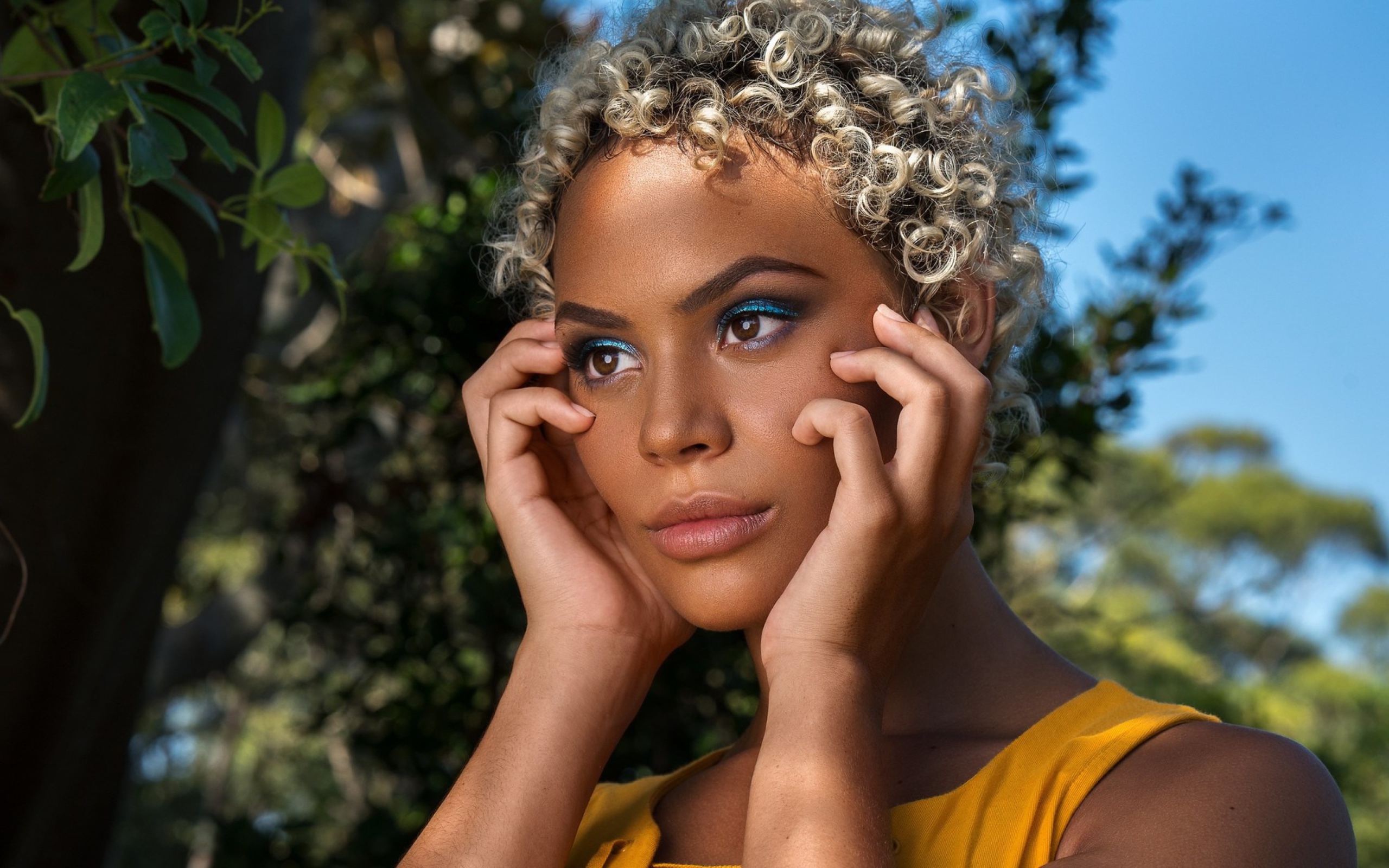 Темнокожая девушка с кудрявыми волосами