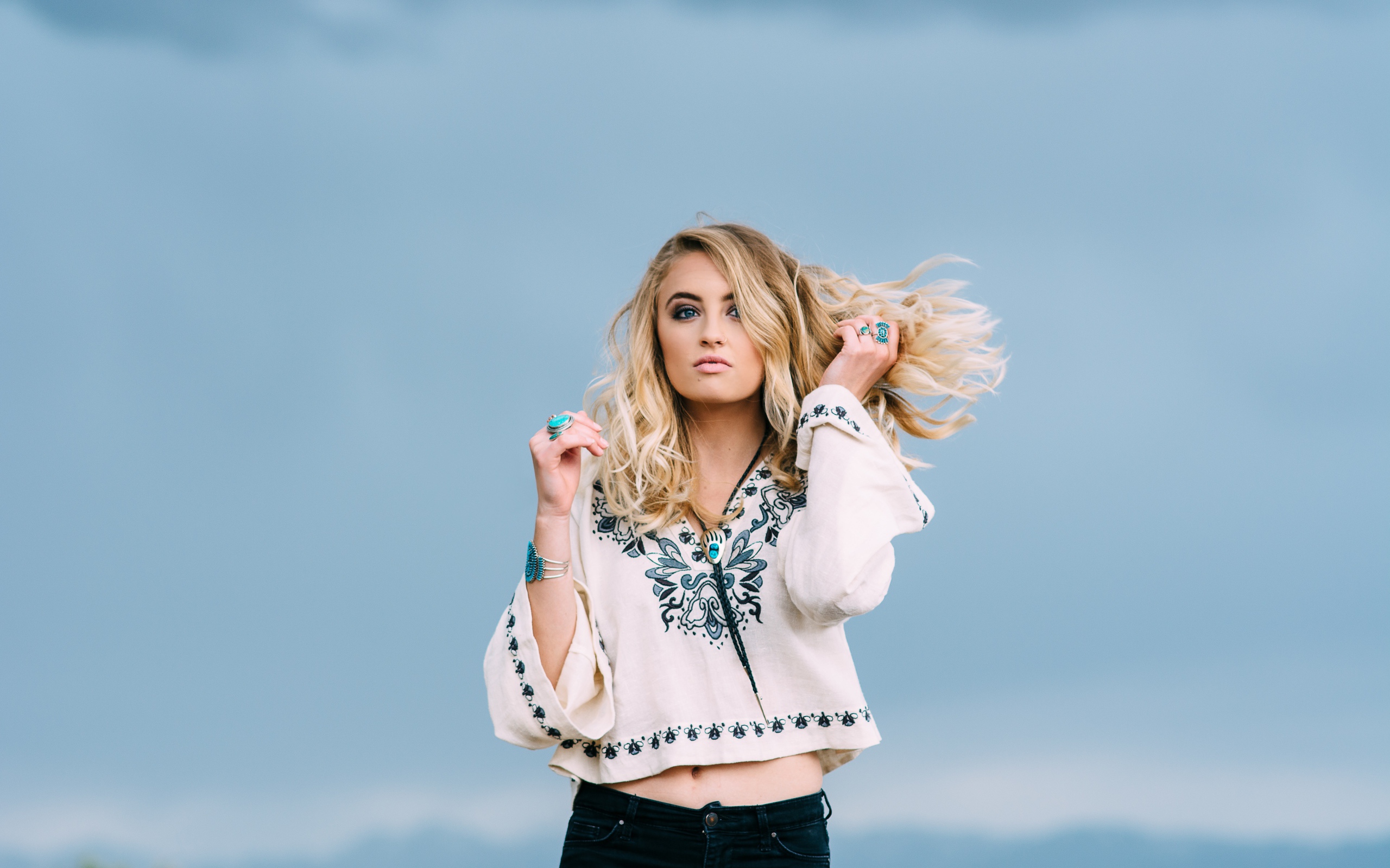 Девушка в красивой рубашке на фоне неба 