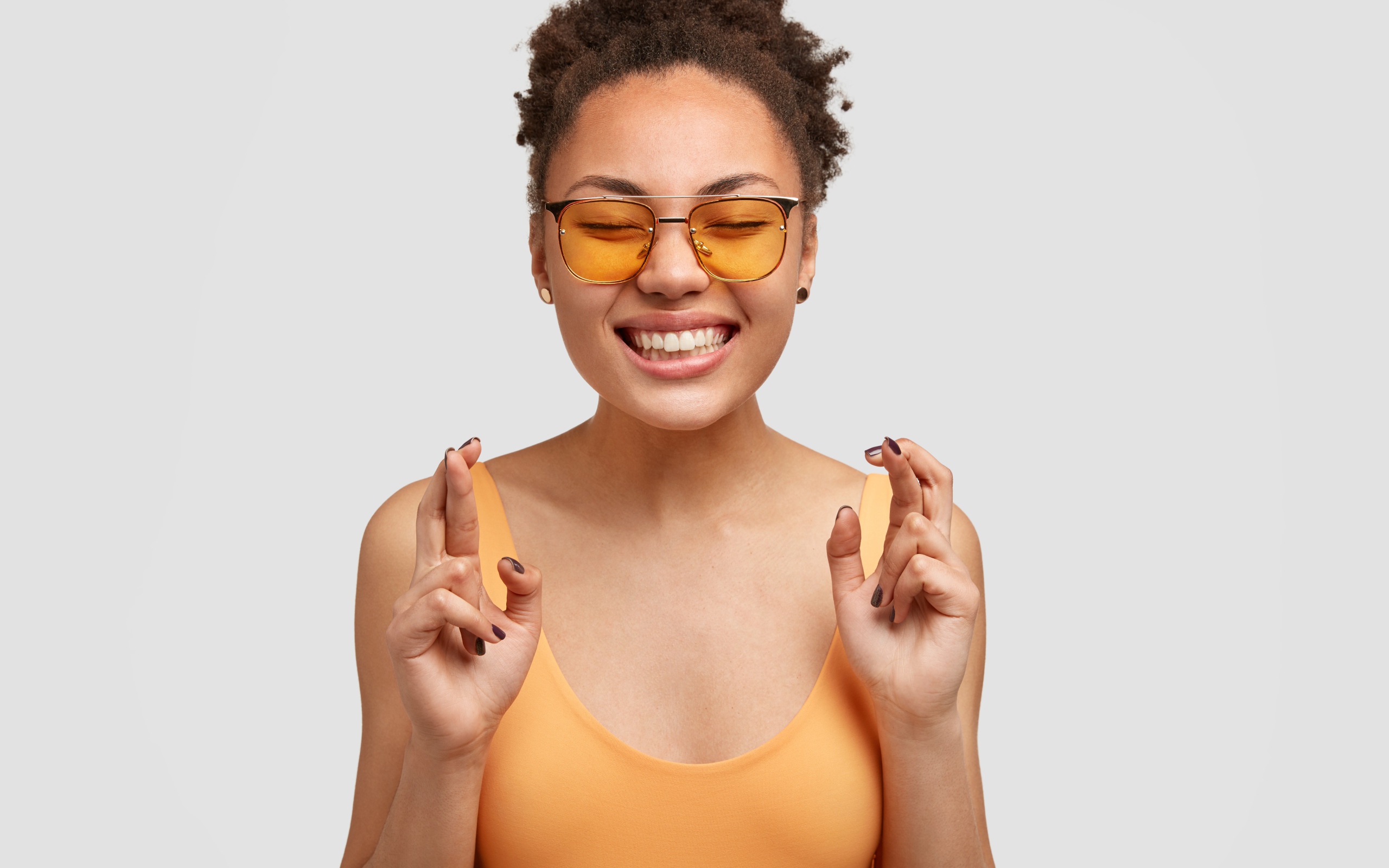 Девушка в очках загадывает желание 